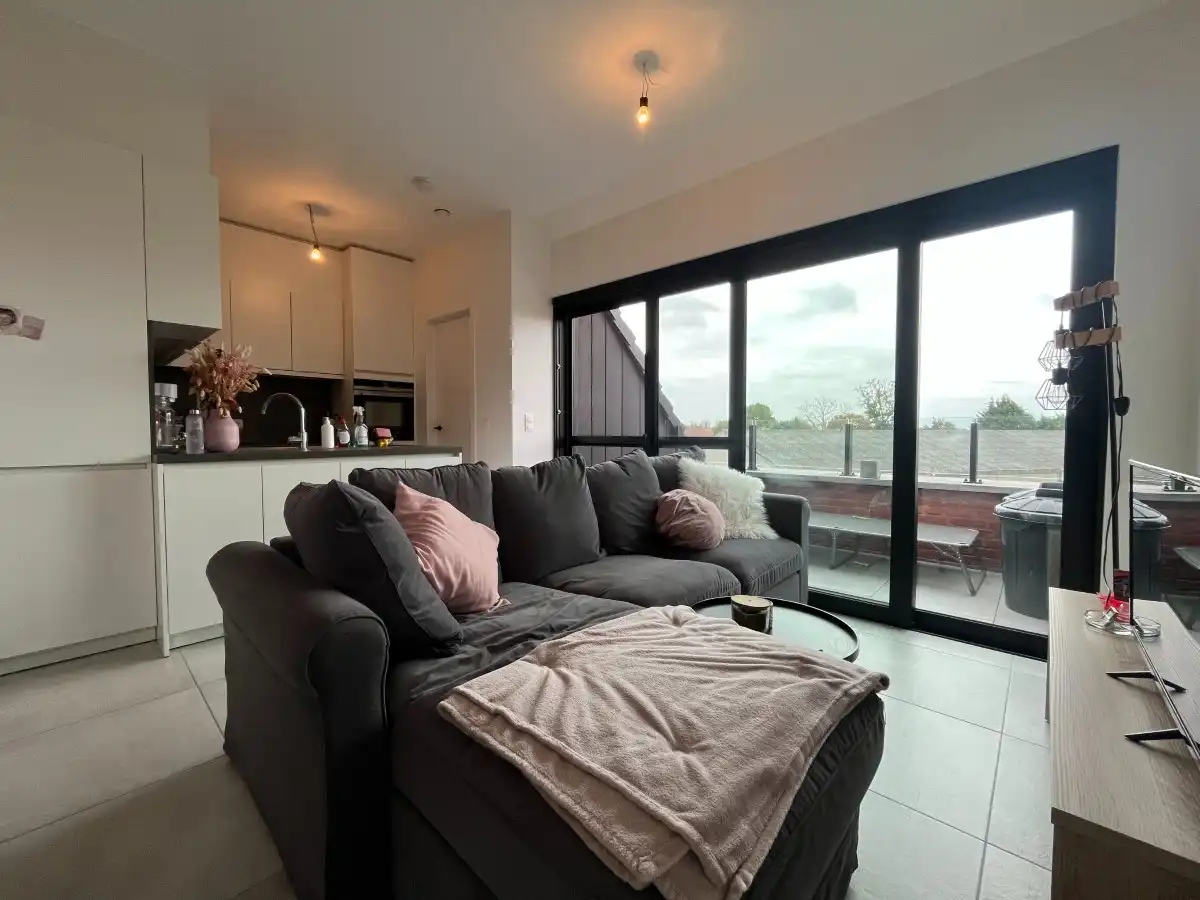 Moorslede – Instapklaar en lichtrijk dakappartement langs de Stroroute foto 4