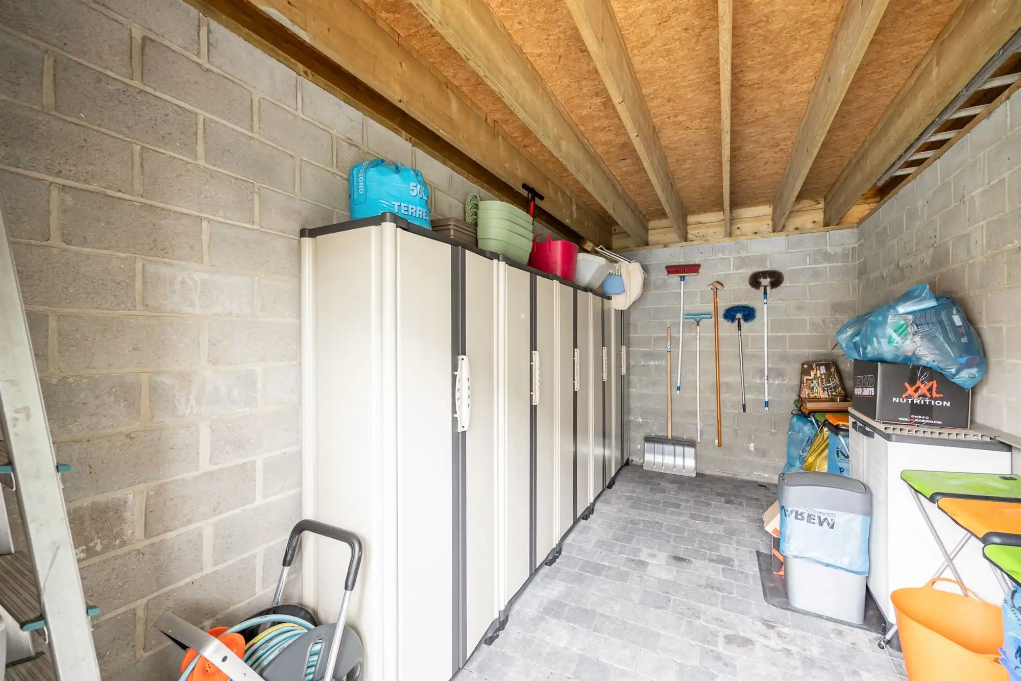 Instapklaar gelijkvloers appartement met tuin en carport foto 22