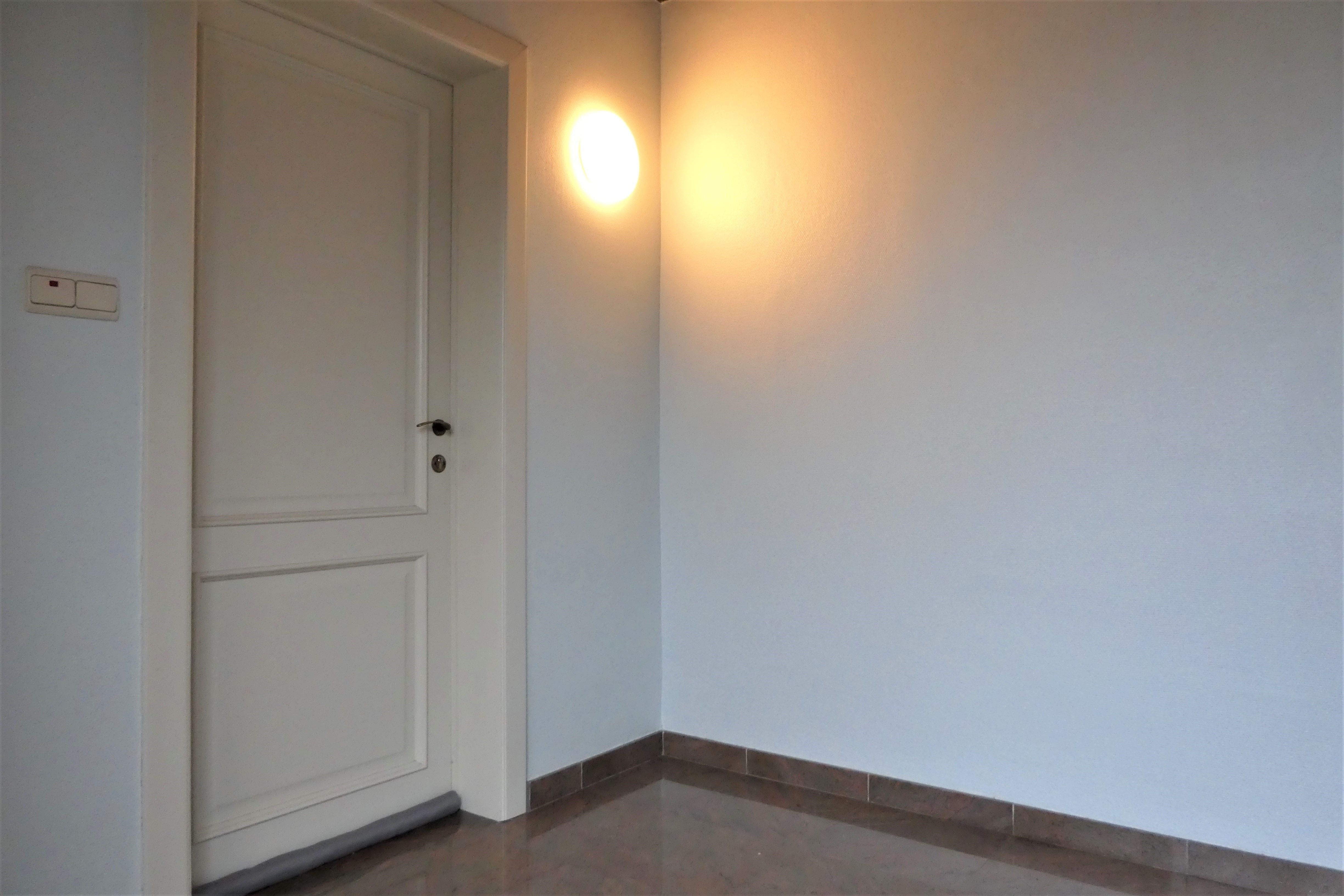Prachtige koppelwoning met zonnig terras van 16m² en 2 autostaanplaatsen. Veel lichtinval door de grote ramen. foto {{pictureIndex}}