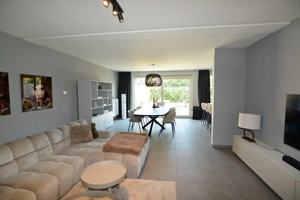 Gelijkvloers appartement met 2 slpk, ruim terras, tuin en 2 autostandplaatsen. foto 5
