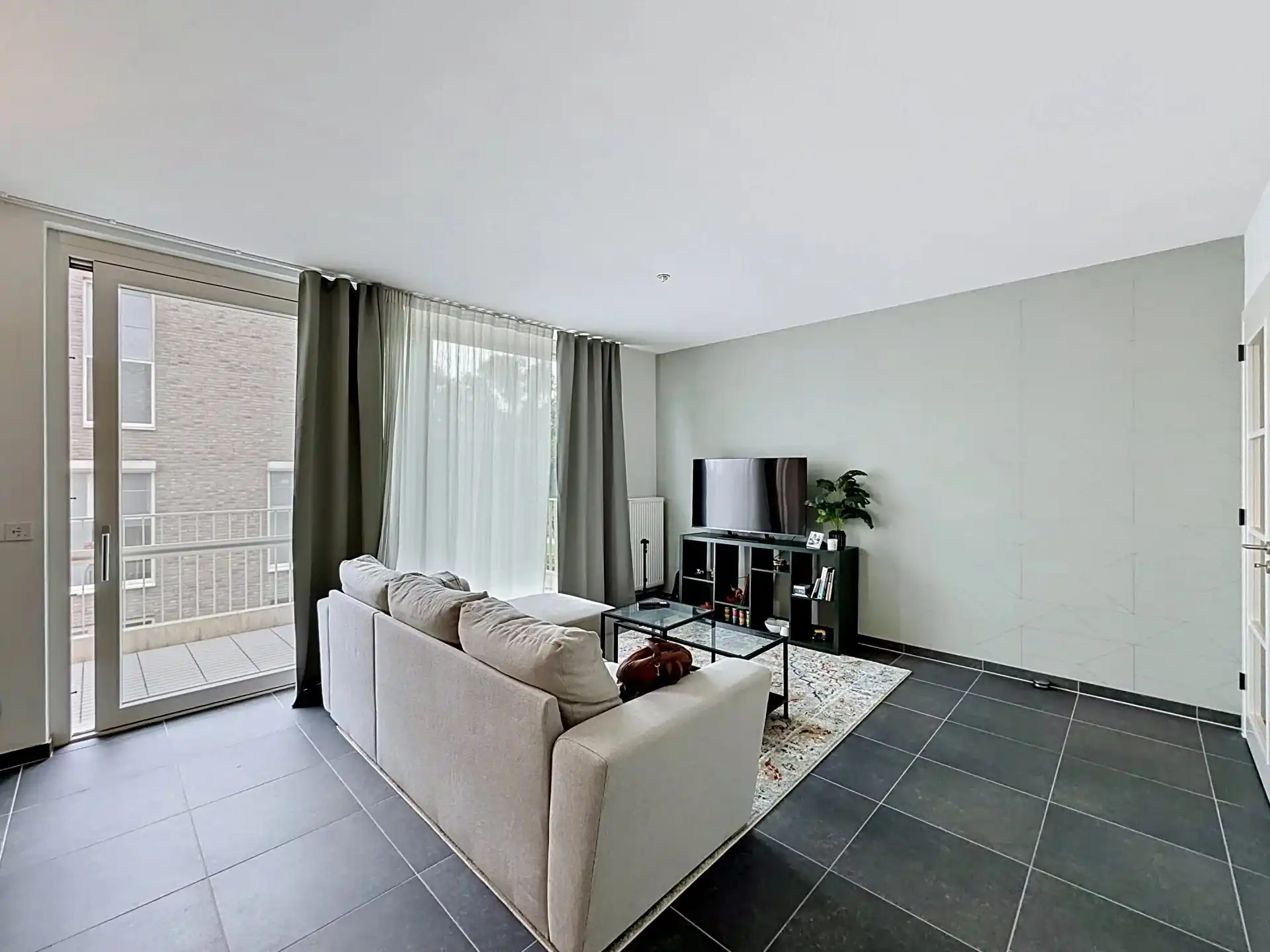 Modern appartement met 2 slaapkamers, terras en 2 ondergrondse staanplaatsen. foto 4