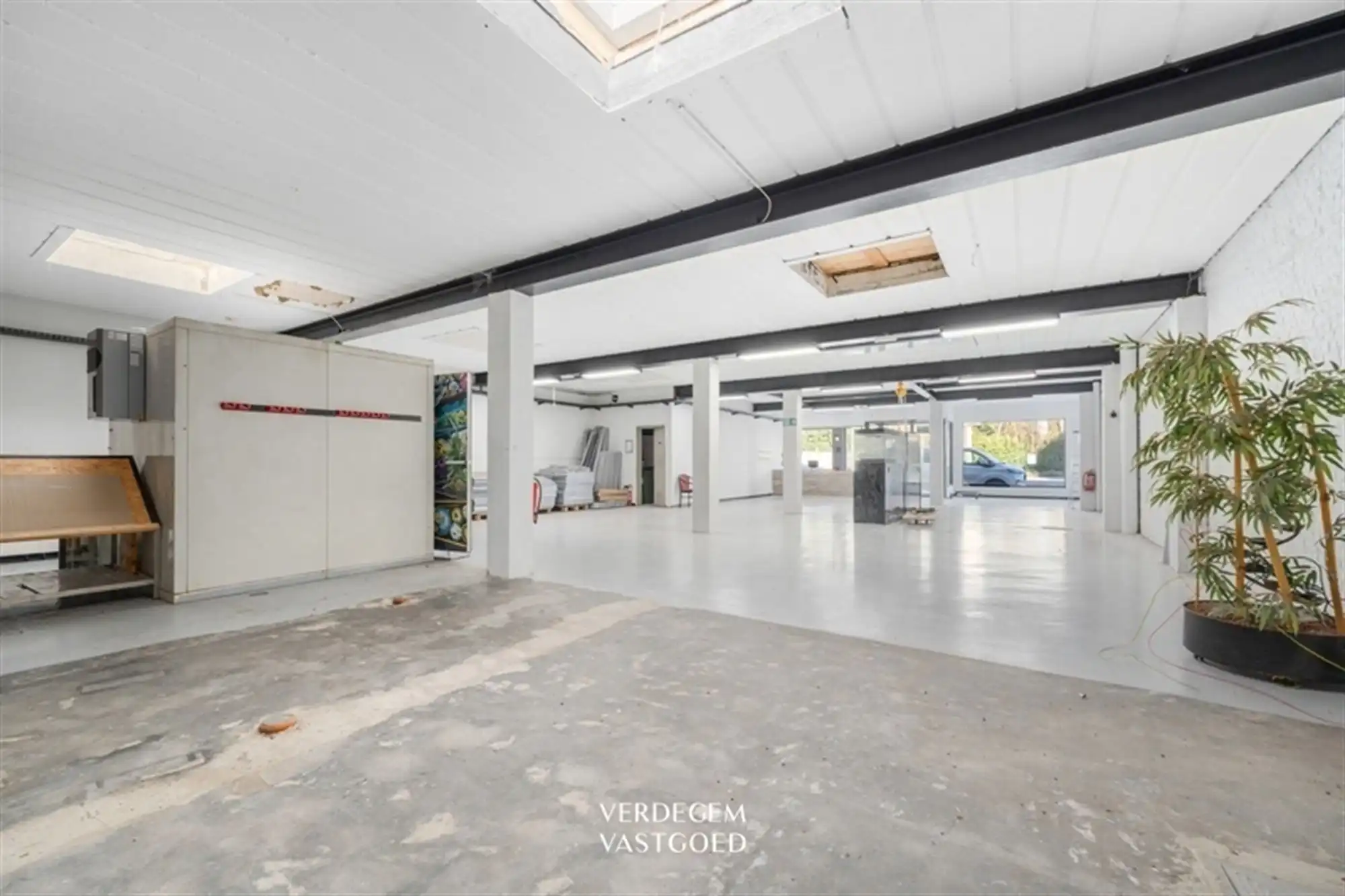 Handelsruimte (284m²) met zonnig appartement (100m²) op strategische ligging foto 7
