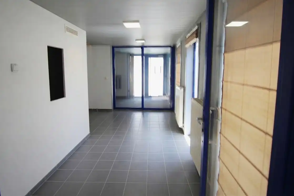 te huur Maldegem – uitstekend gelegen winkel-, kantoor- of praktijkruimte van ca.99m² foto 3