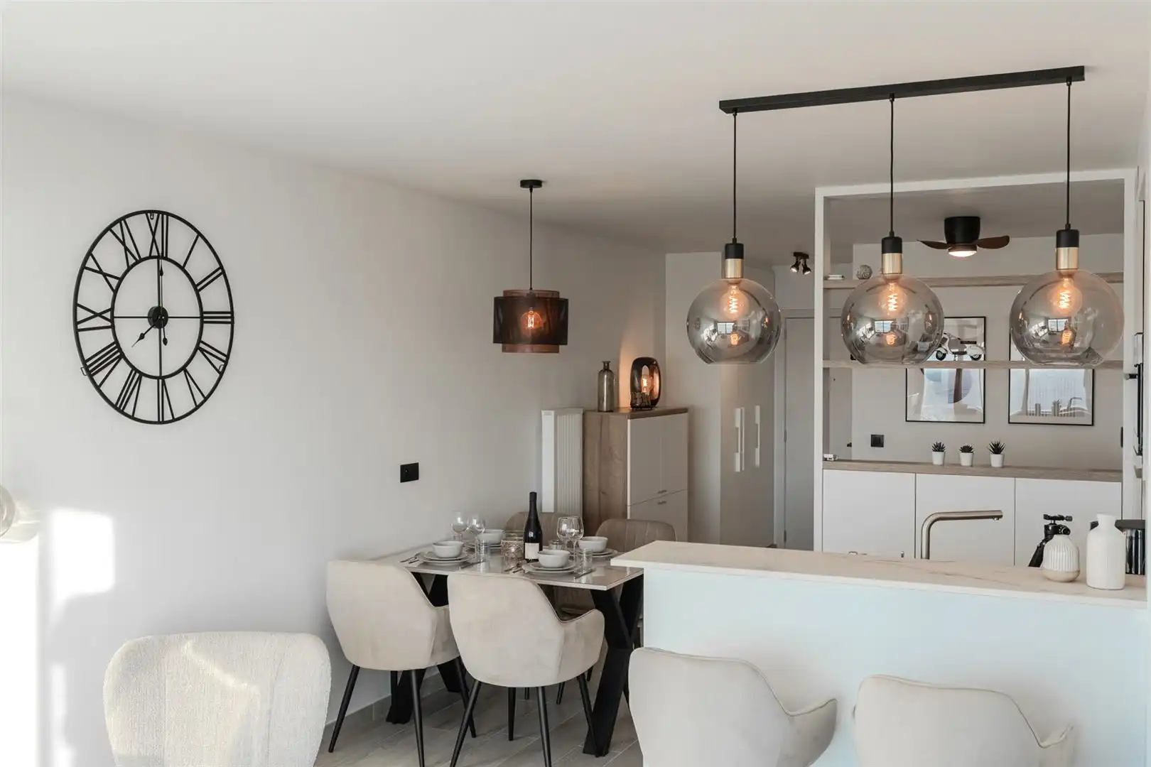 Moderne studio met frontaal zeezicht foto 24