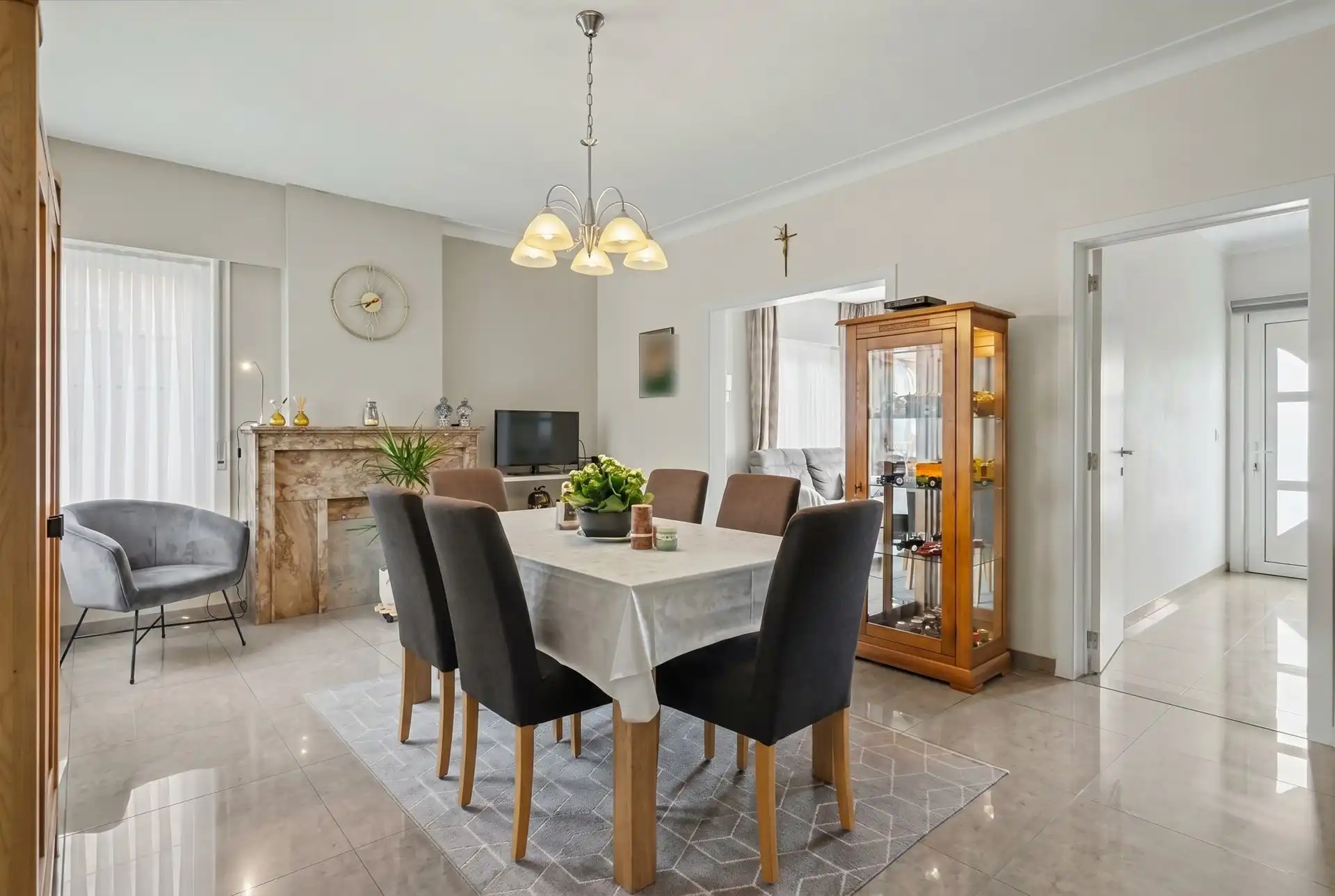 Goed gelegen halfopen bebouwing met ruime oprit, 3 slaapkamers en tuin foto 2