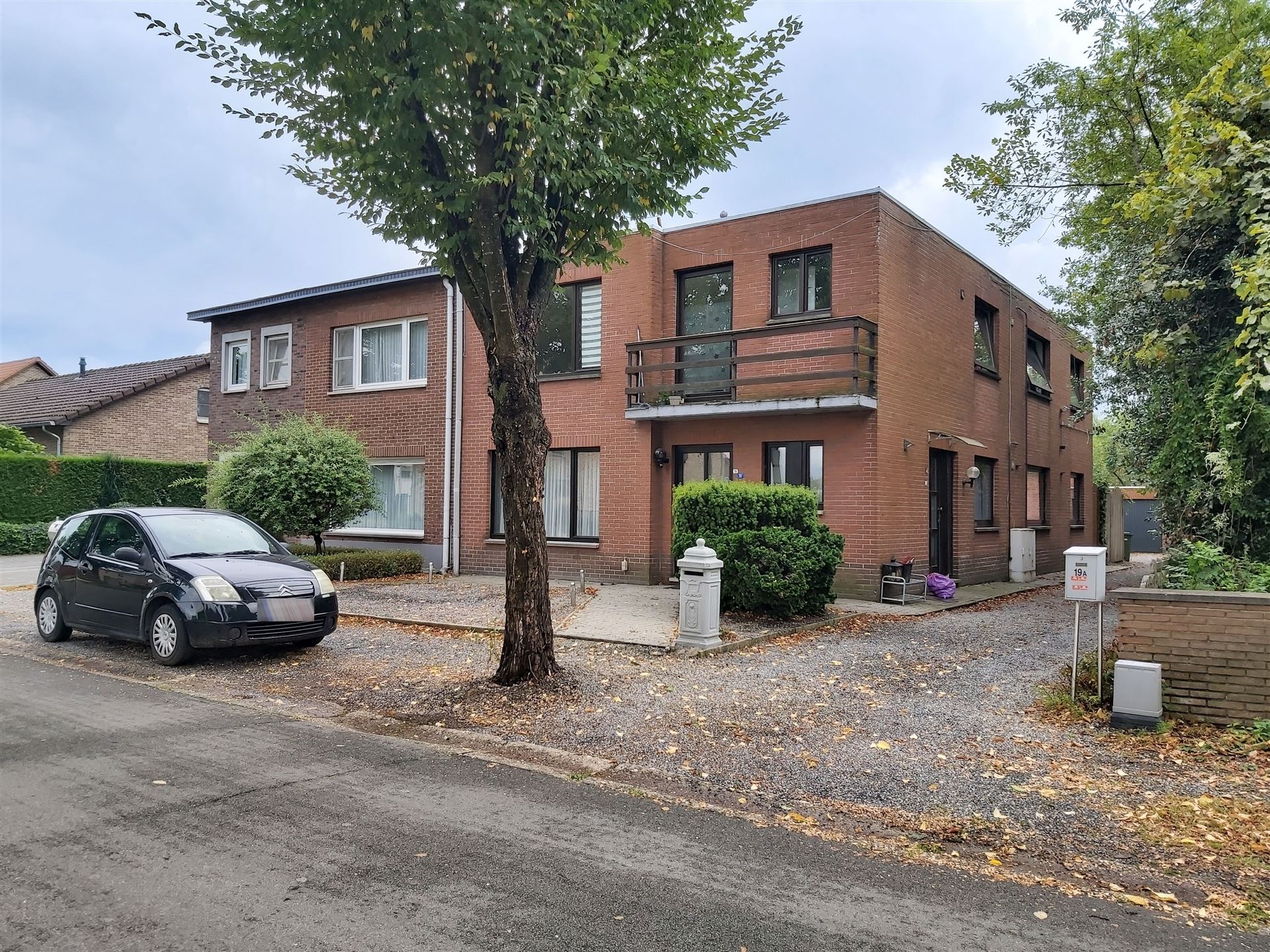 Opbrengsteigendom met 2 verhuurde eenheden op toplocatie in Maasmechelen! foto {{pictureIndex}}