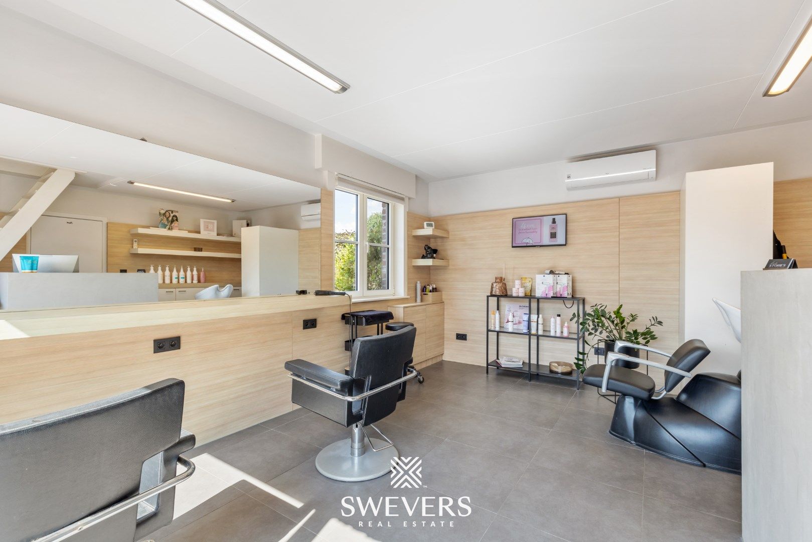 Knap gerenoveerde woning met praktijk/handelsruimte te Laak foto 15