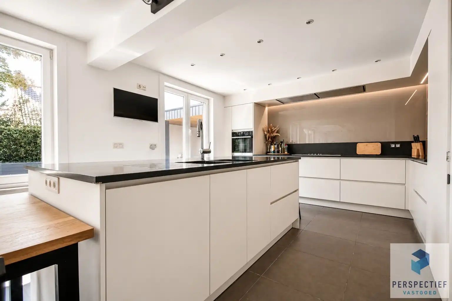 Ruime (254m²) instapklare gezinswoning met 4 slaapkamers, zwembad en poolhouse foto 16