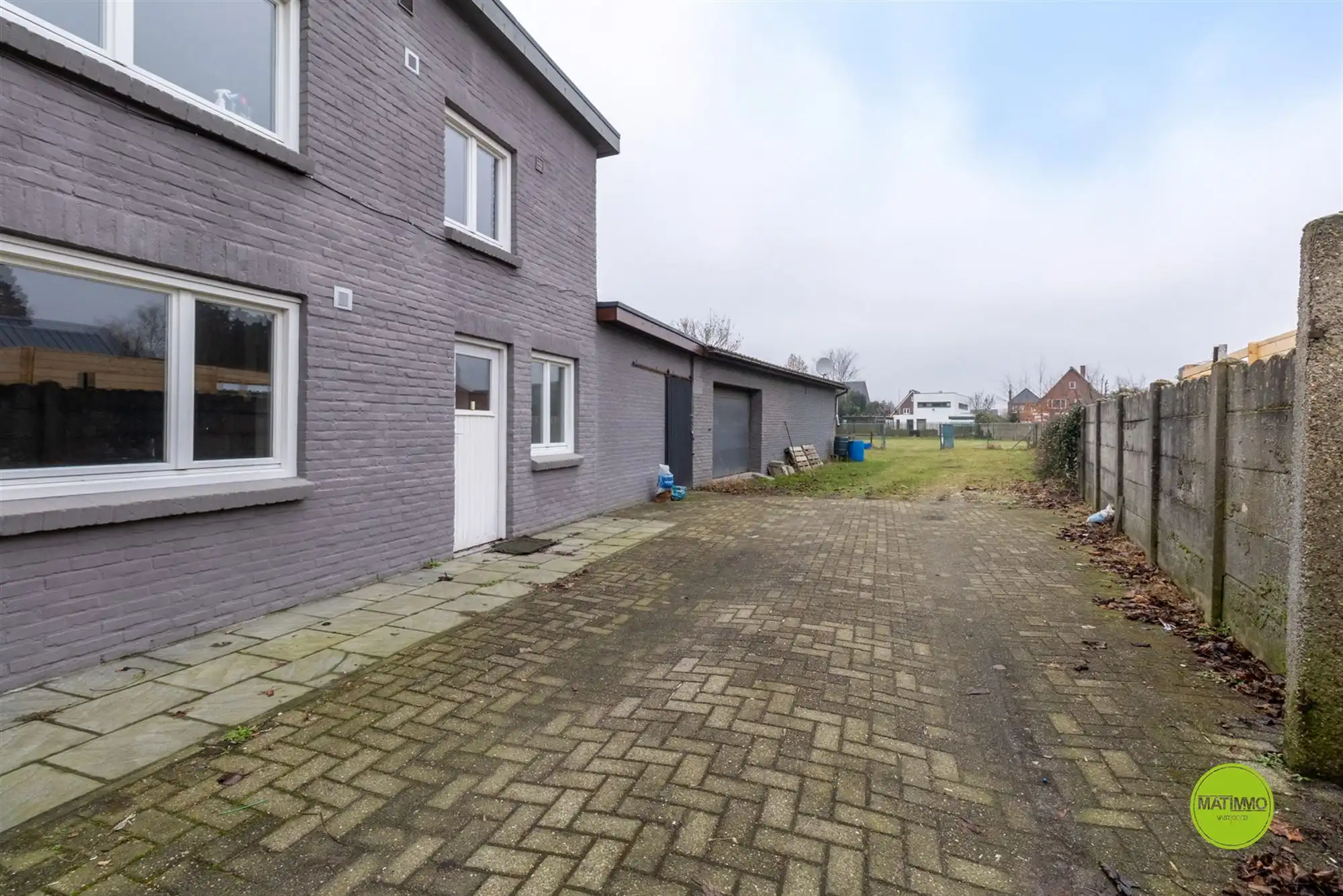 Ruim handelshuis met 4 slaapkamers én acherliggende grond foto 30