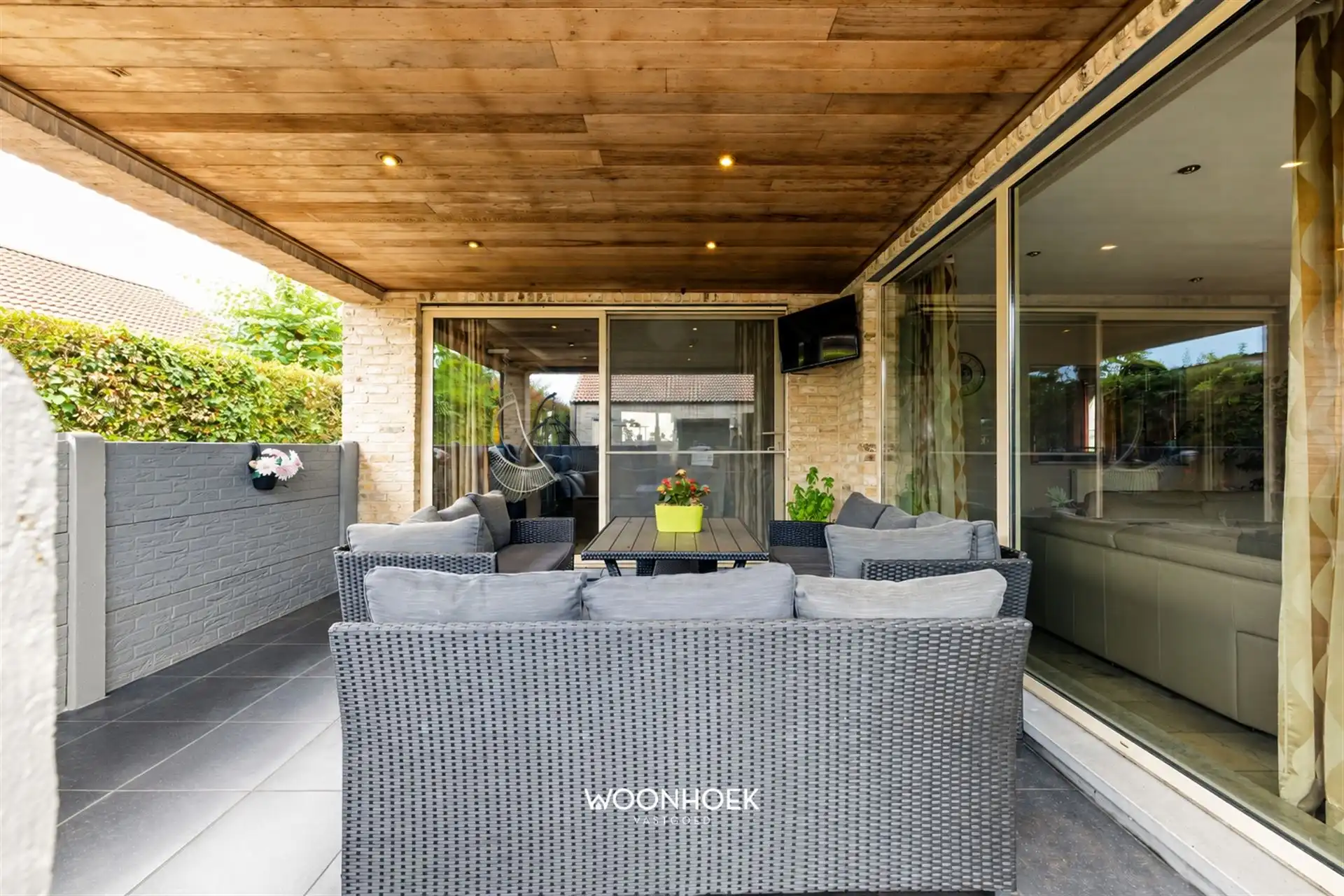 Exclusieve villa met panoramisch uitzicht en magazijn.  foto 25