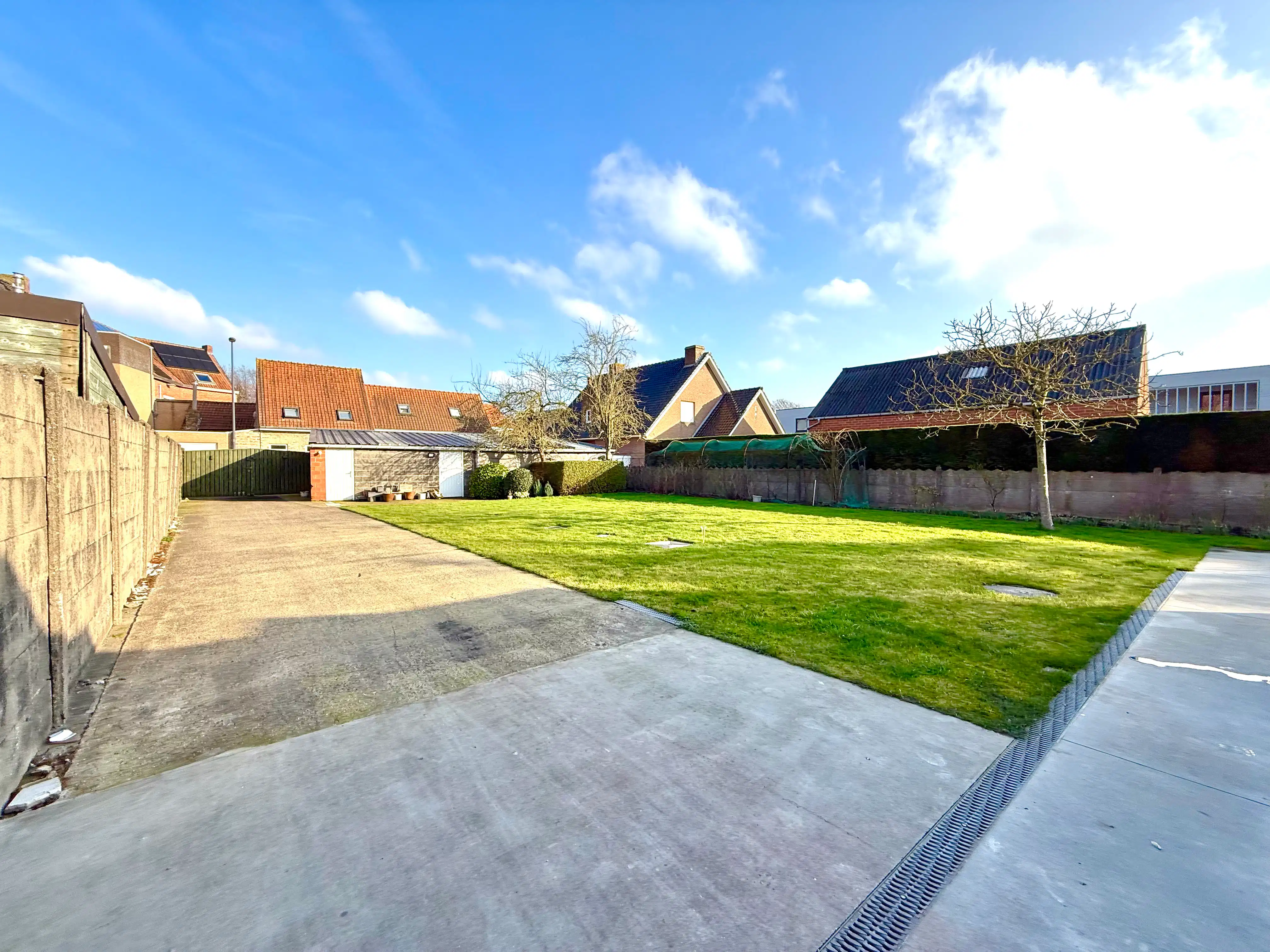 Magazijn met woonst en winkel foto 20