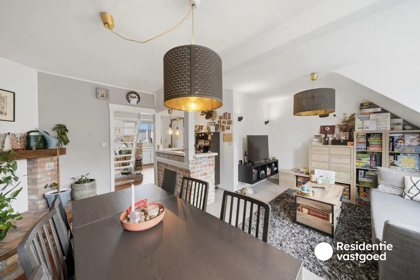  Instapklaar dakappartement met terras op centrale ligging foto {{pictureIndex}}