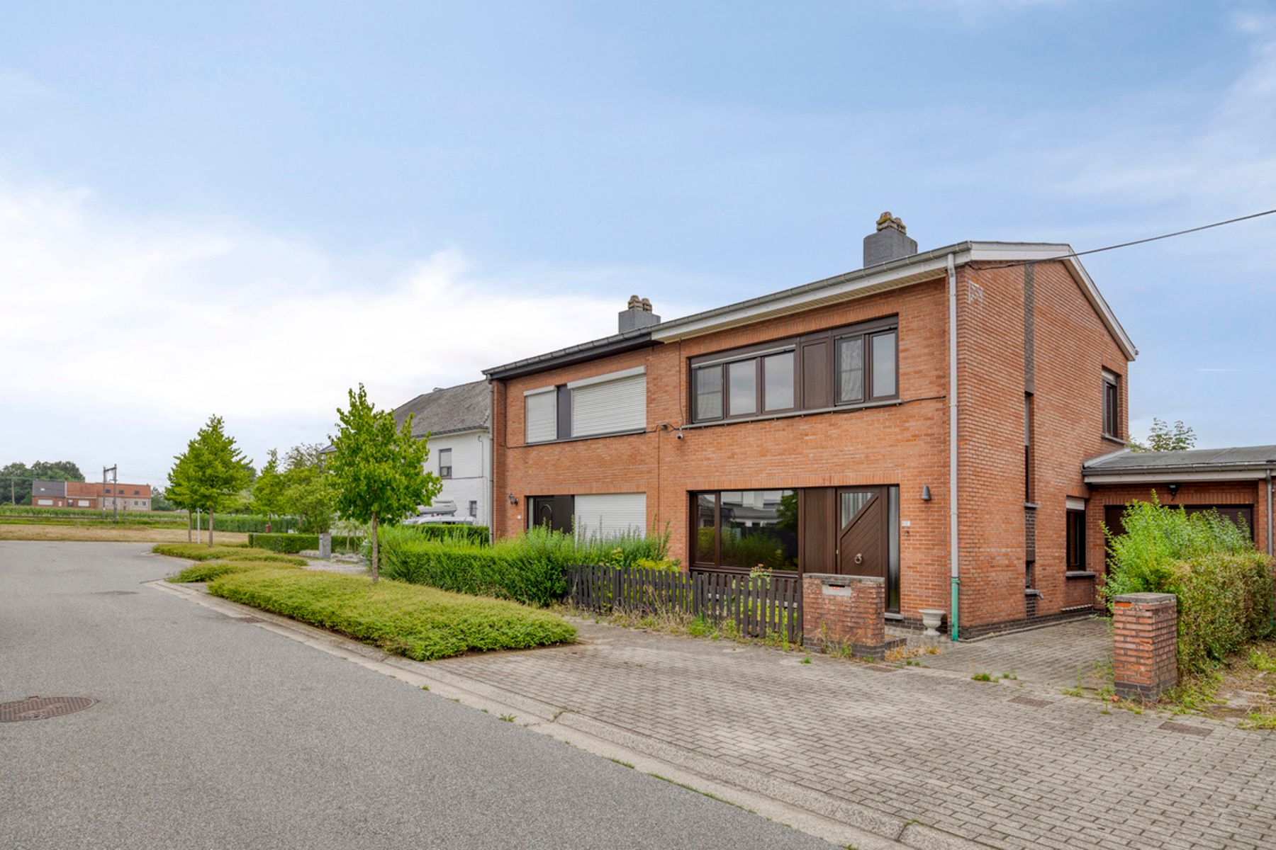 Hoofdfoto van de publicatie: IN OPTIE - Onderhouden half-open bebouwing met garage.
