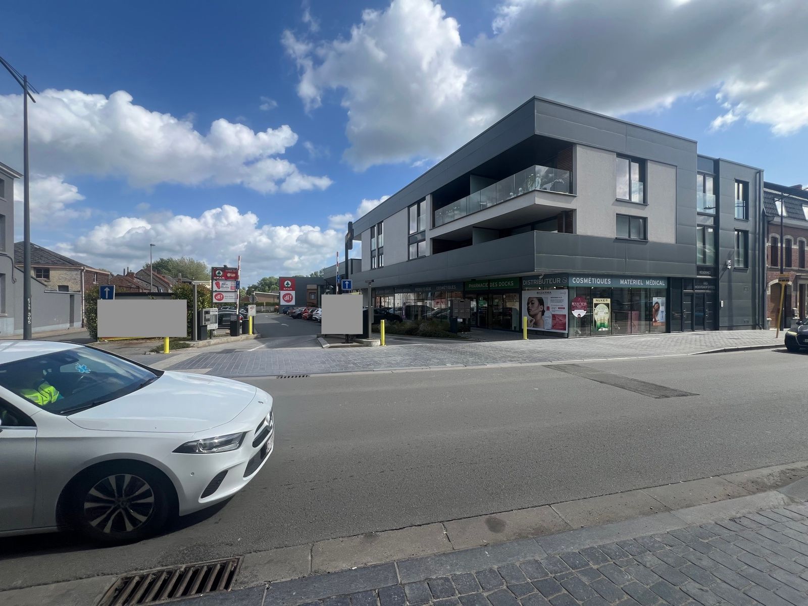 Commercieel gelijkvloers te huur in het centrum van Péruwelz. foto 3