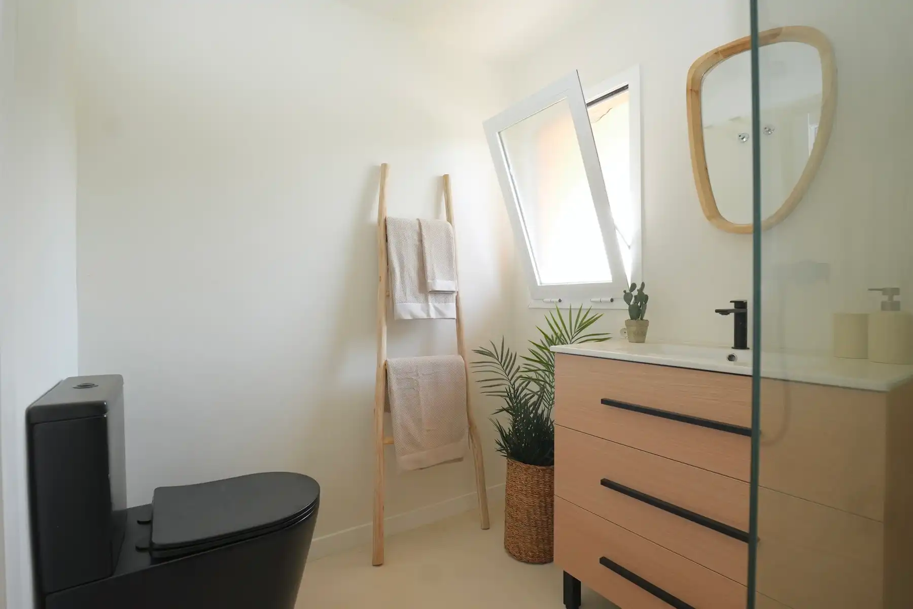 Bemeubeld appartement met parking en berging - uniek aanbod!  foto 13