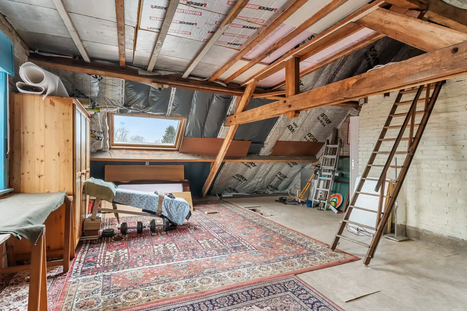 Goed gelegen en vrijstaande woning met 2 slaapkamers, uitbreidingsmogelijkheden onder het dak en een oprit met een garage op een perceel van 9a 96ca grenzend aan en met de tuin deels gelegen in agrarisch gebied! foto 18