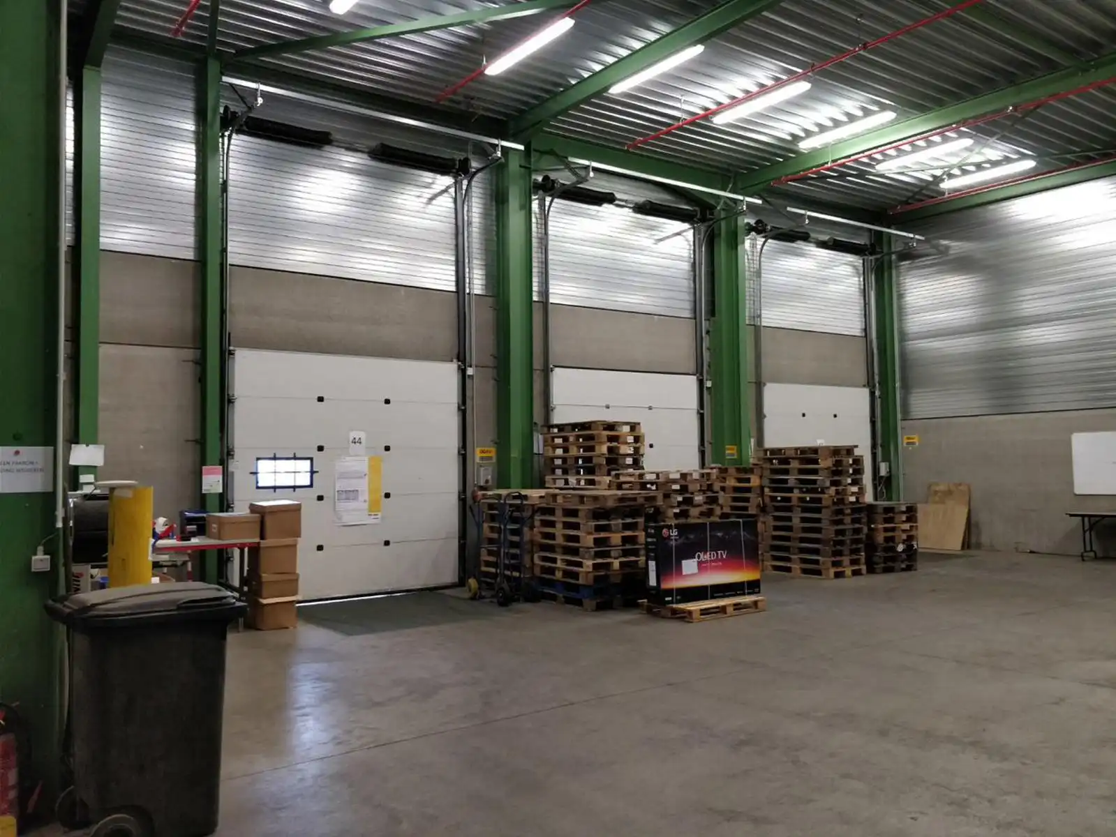 Industrieel gebouw op toplocatie in Puurs te huur foto 6