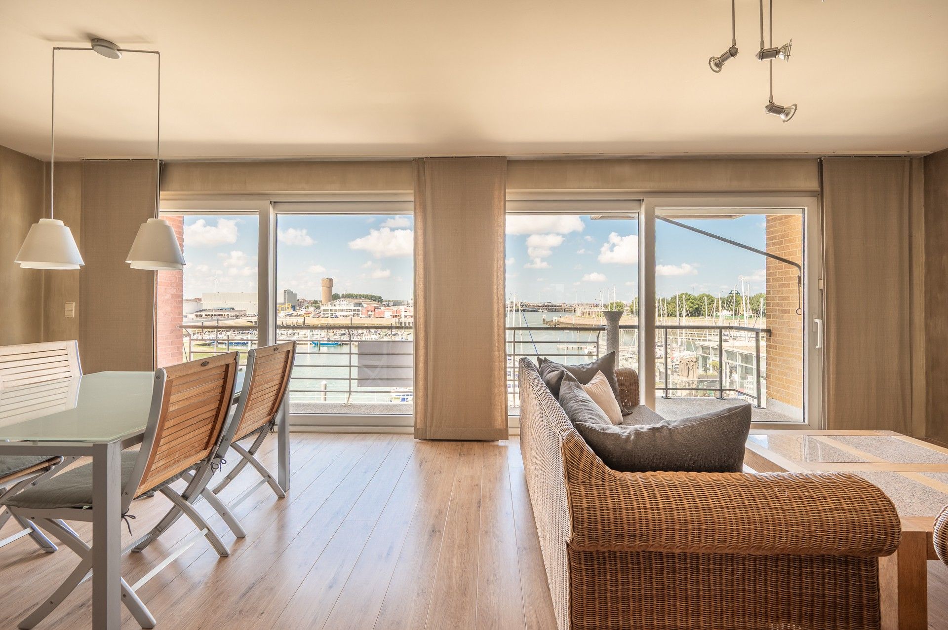 Zonnig en ruim appartement met adembenemend havenzicht foto 9
