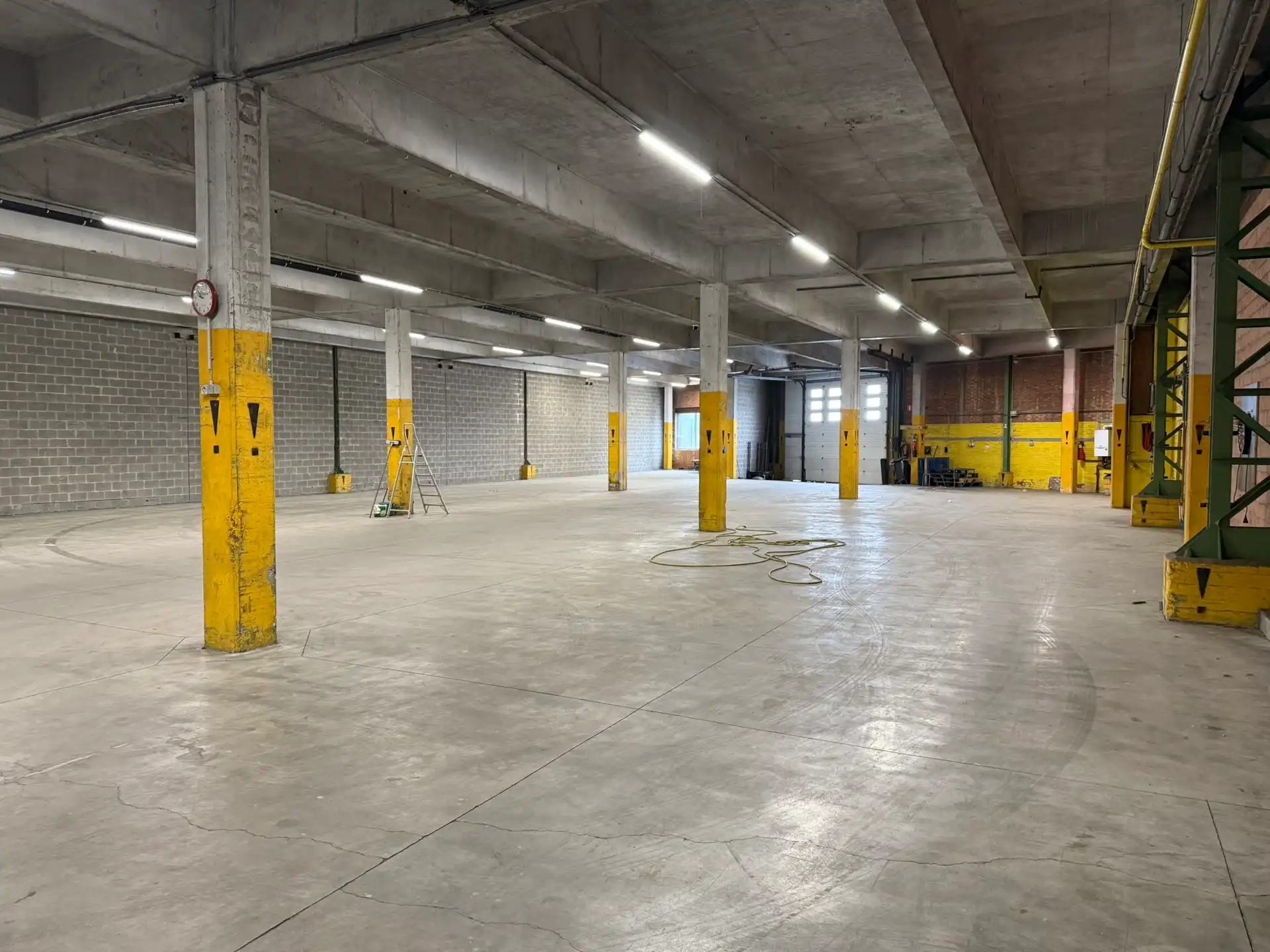 Magazijn met kantoren te huur nabij de Haven van Antwerpen foto 3