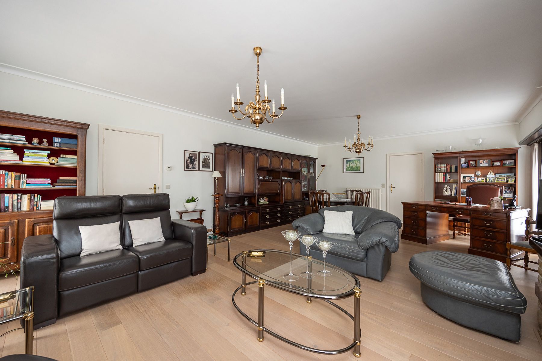 Laagbouwwoning met 4 slaapkamers op een perceel van 2.148m². foto 2