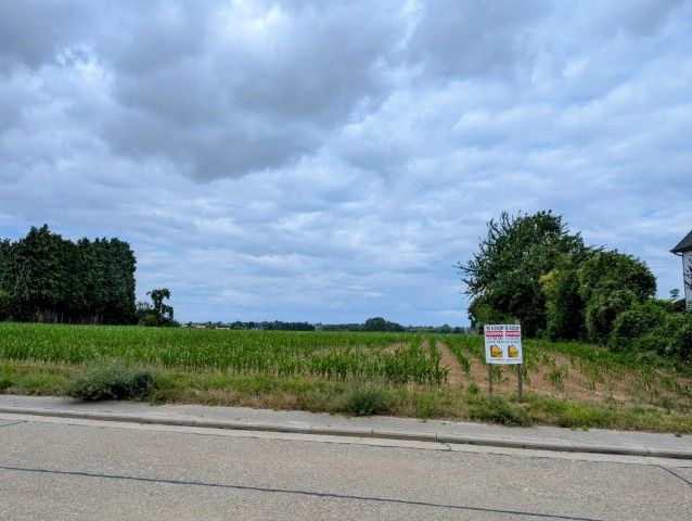 Mooi BOUWPERCEEL, open beb. op  13 are 06 ca. Straatbreedte: 17 meter foto {{pictureIndex}}