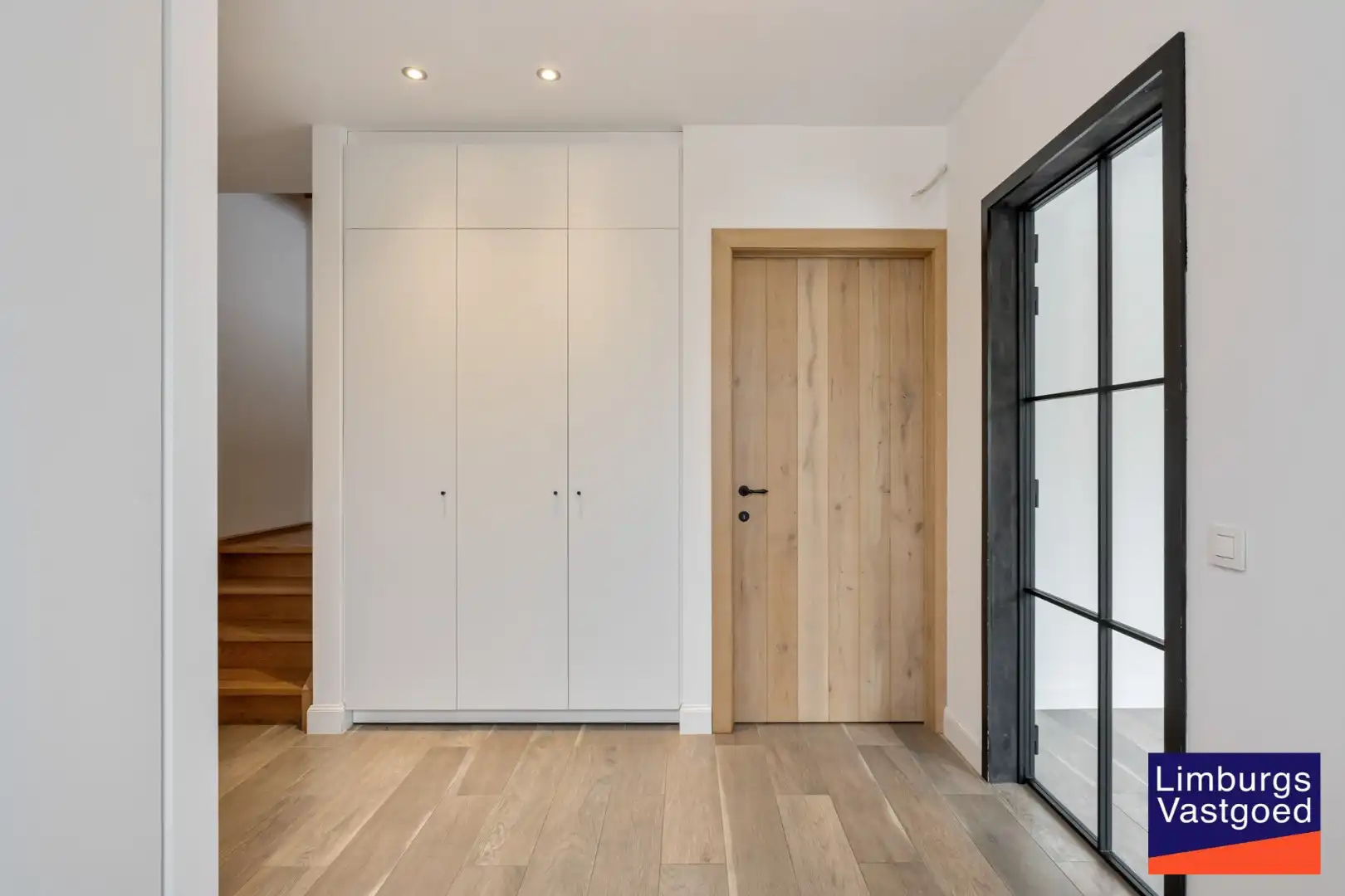 Exclusieve gezinswoning, 283m², 5 slpk, praktijkruimte op toplocatie foto 2