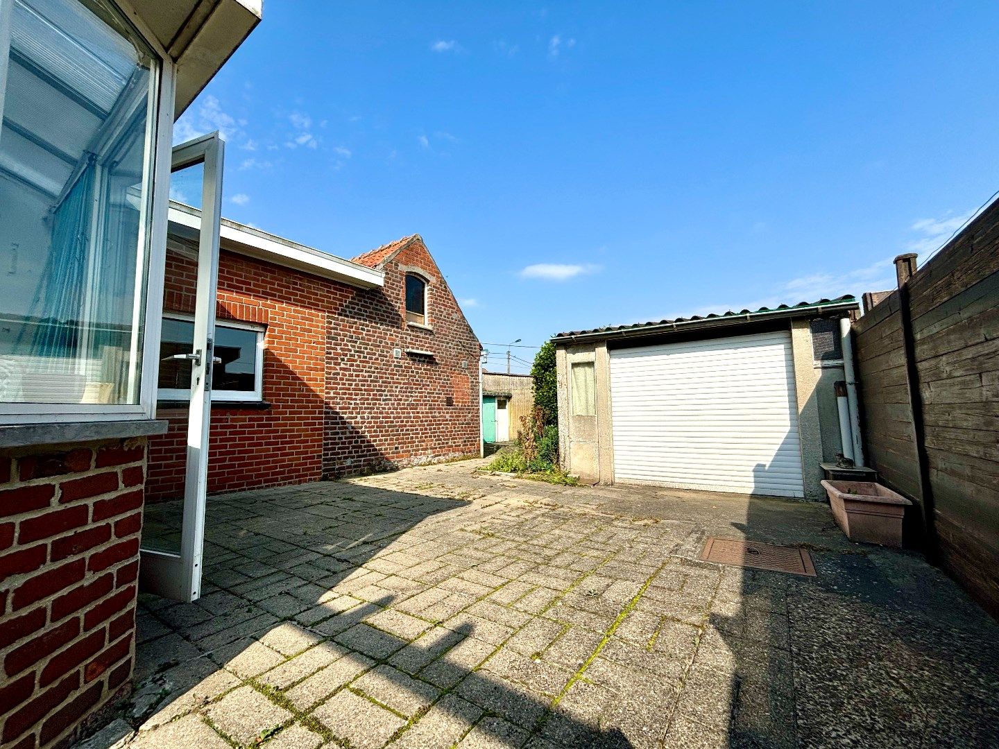 HALFOPEN WONING MET 3 SLPKS, RUIME TUIN EN 2 GARAGES foto 9