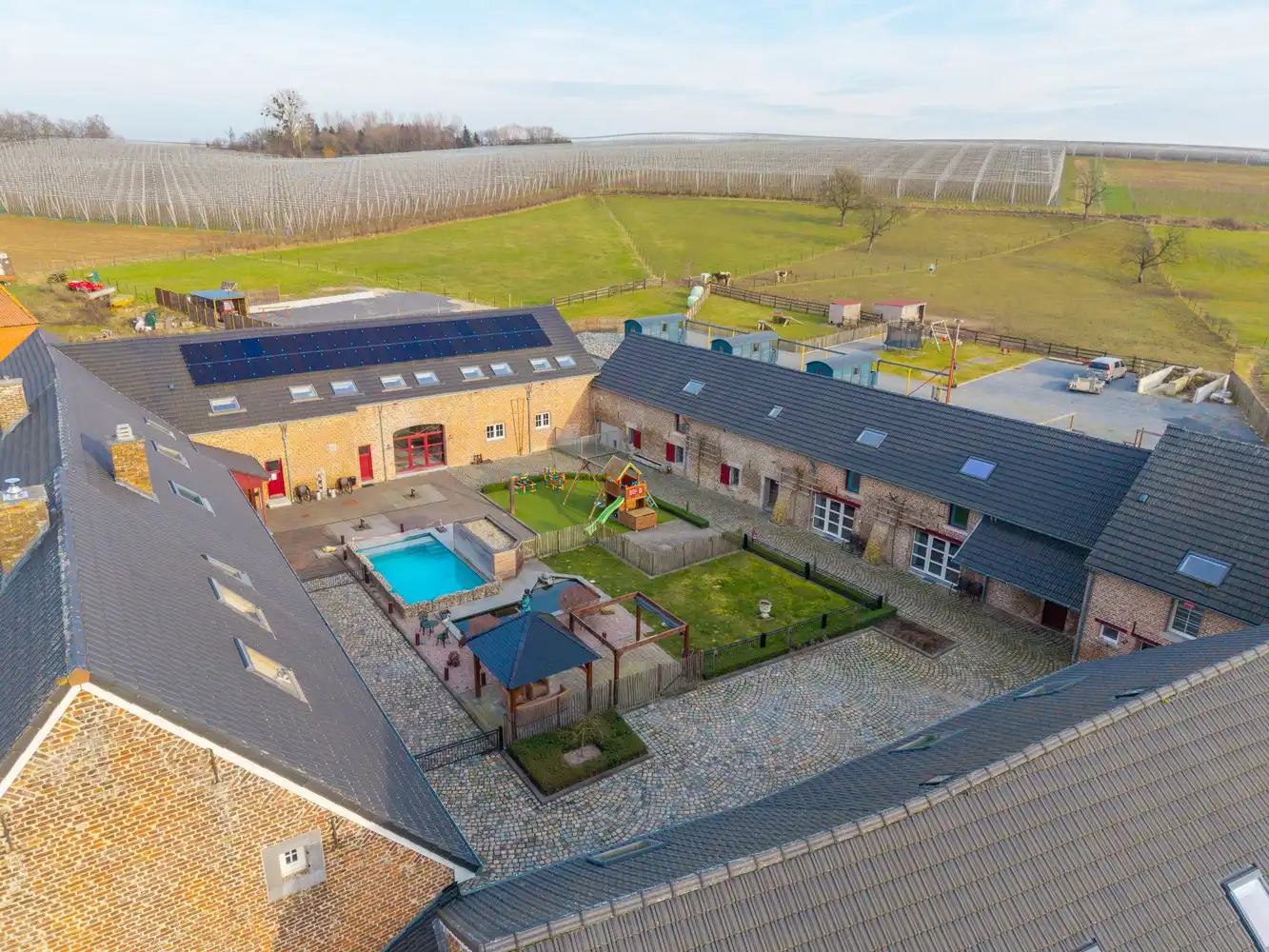 Prachtig gerenoveerde vierkantshoeve (B&B) met wellness te Heers foto {{pictureIndex}}