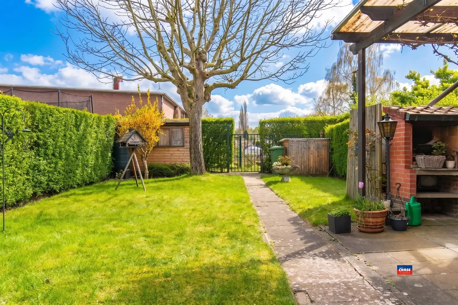 Op te frissen rijwoning met 3 slaapkamers, zolderkamer en gezellige zuid tuin. foto 11