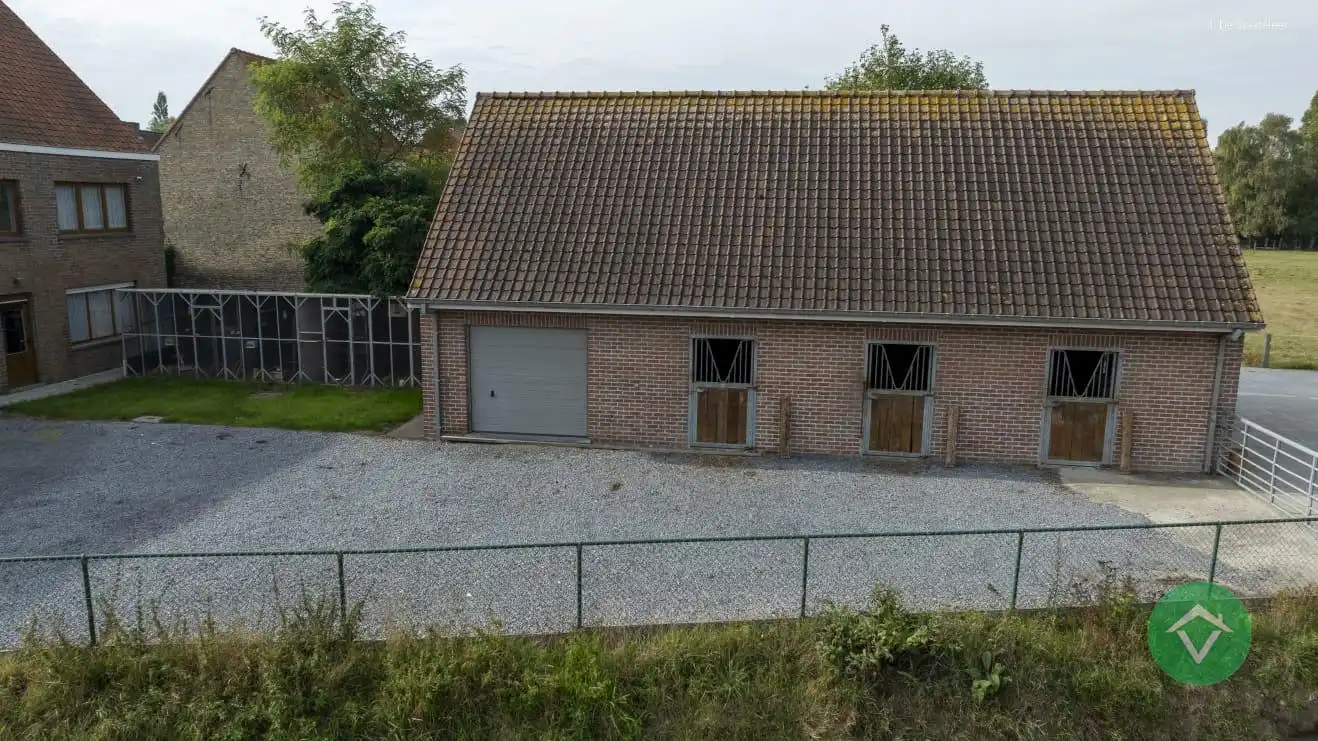 Alleenstaande woning met naastliggend stuk bouwgrond en weide te Eernegem foto 9