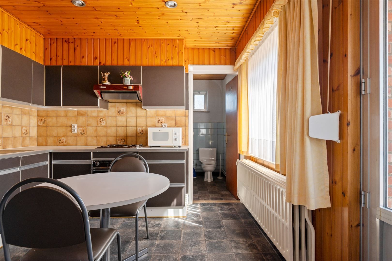 Te renoveren halfopen woning met 3 slaapkamers en garage. foto 8