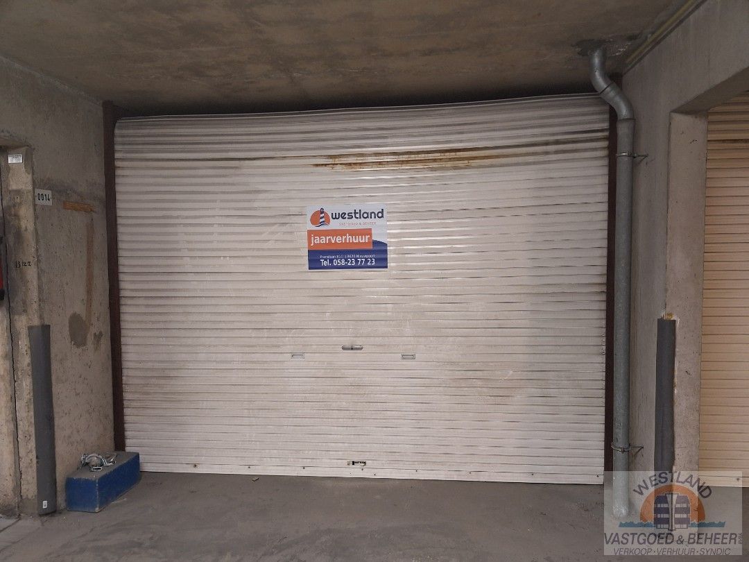 Ruime garagebox met elektriciteit foto {{pictureIndex}}