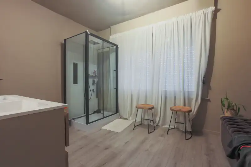 Instapklare, karaktervolle halfopen woning met 3 slaapkamers en  gezellig tuinterras (energielabel C, zonnepanelen, airco...) foto 3