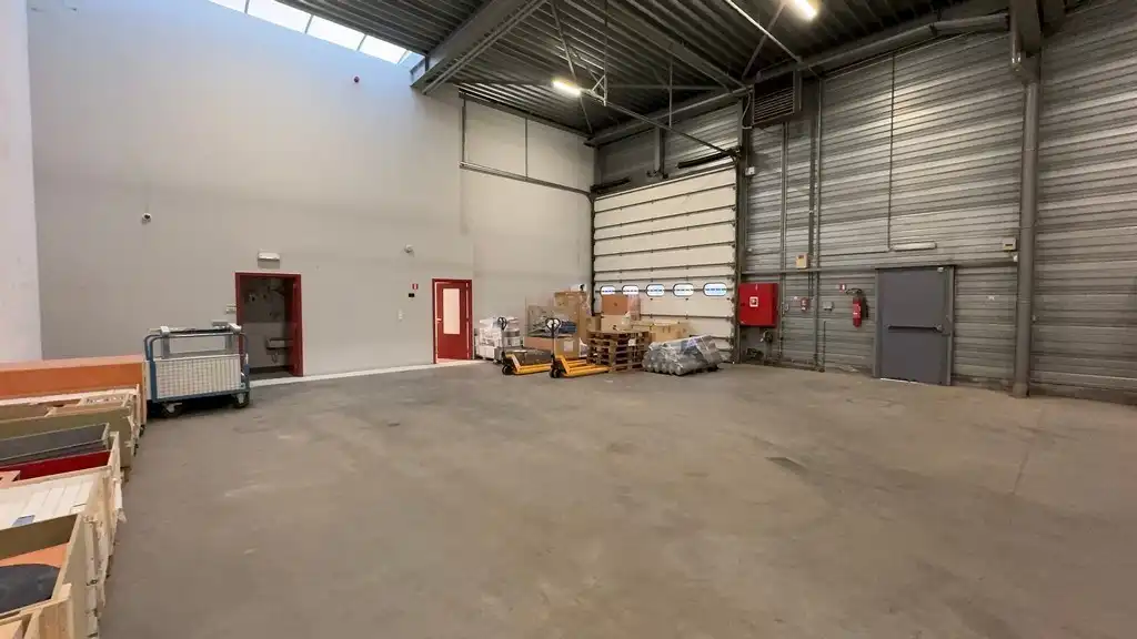 Klein magazijn met kantoren te huur aan The Loop in Gent foto 16