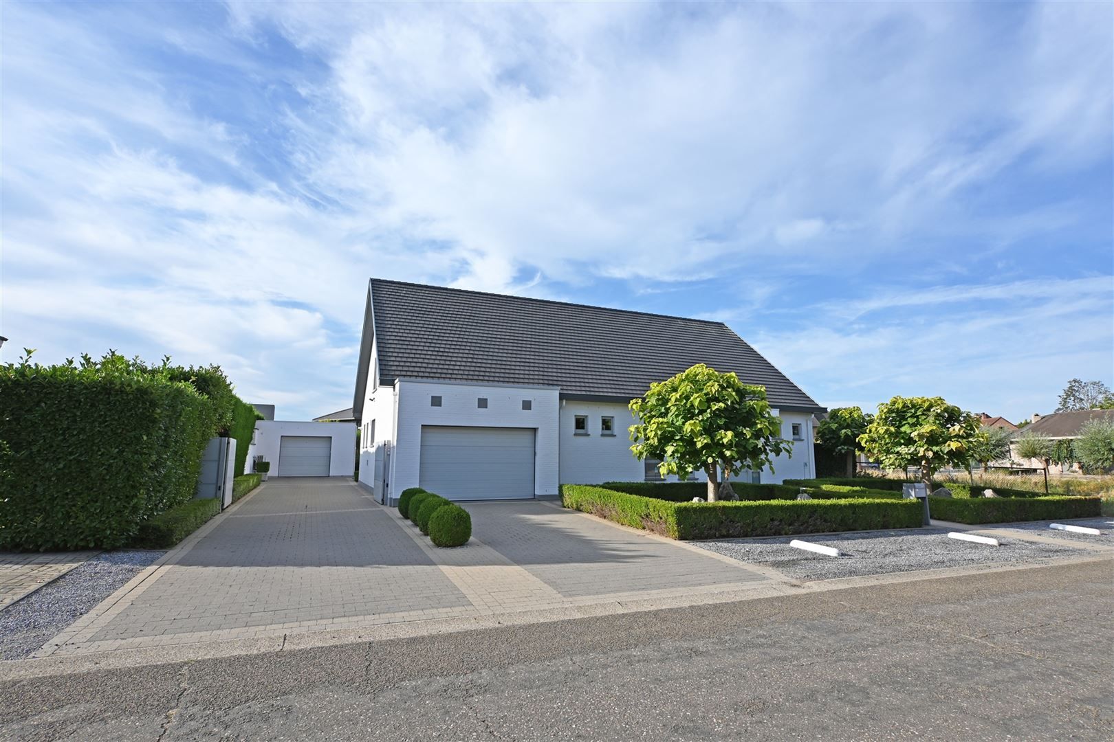 Goed onderhouden villa nabij het centrum foto {{pictureIndex}}
