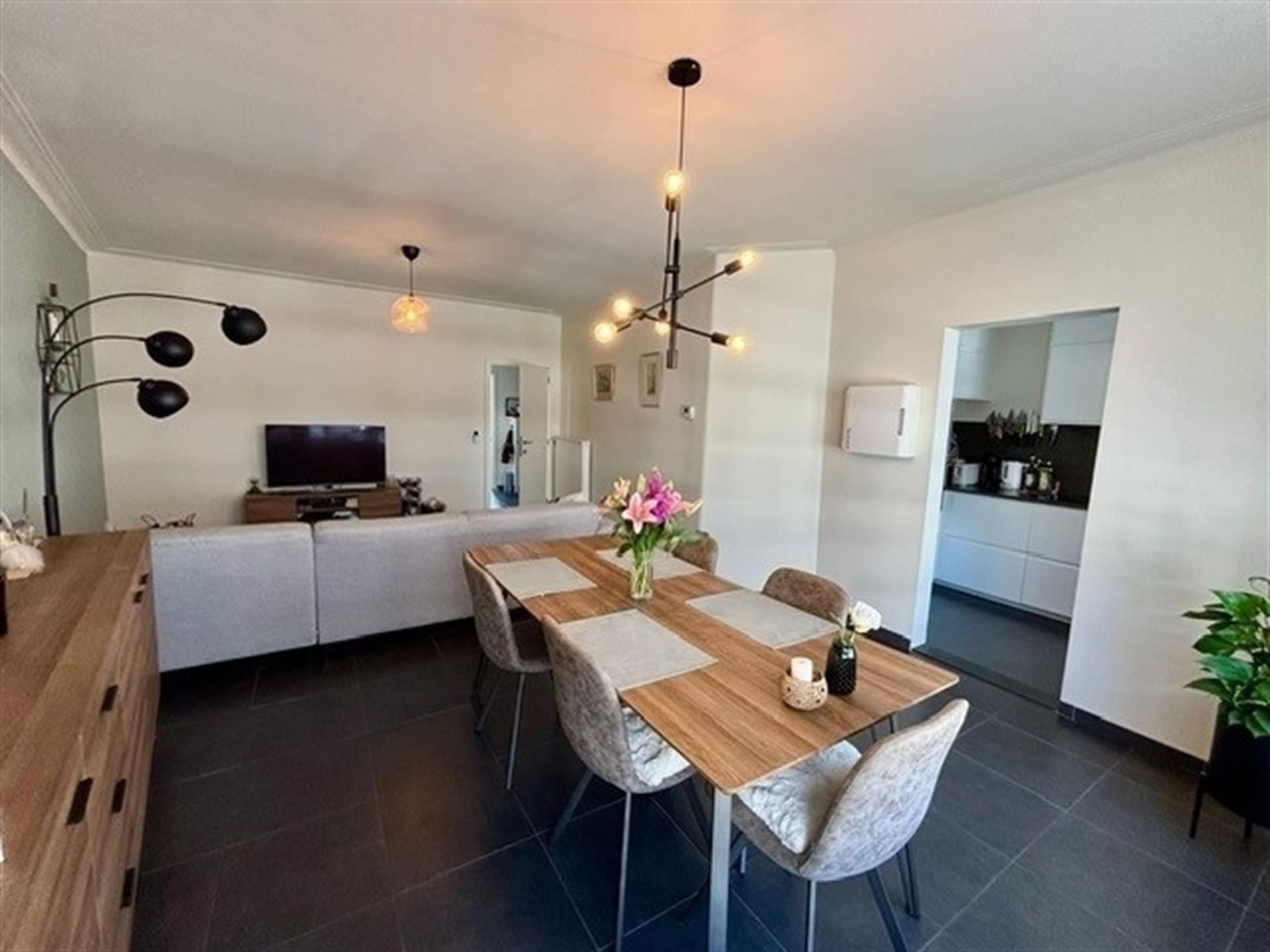 Gezellig 2-slaapkamer appartement in hartje Wilrijk foto 5