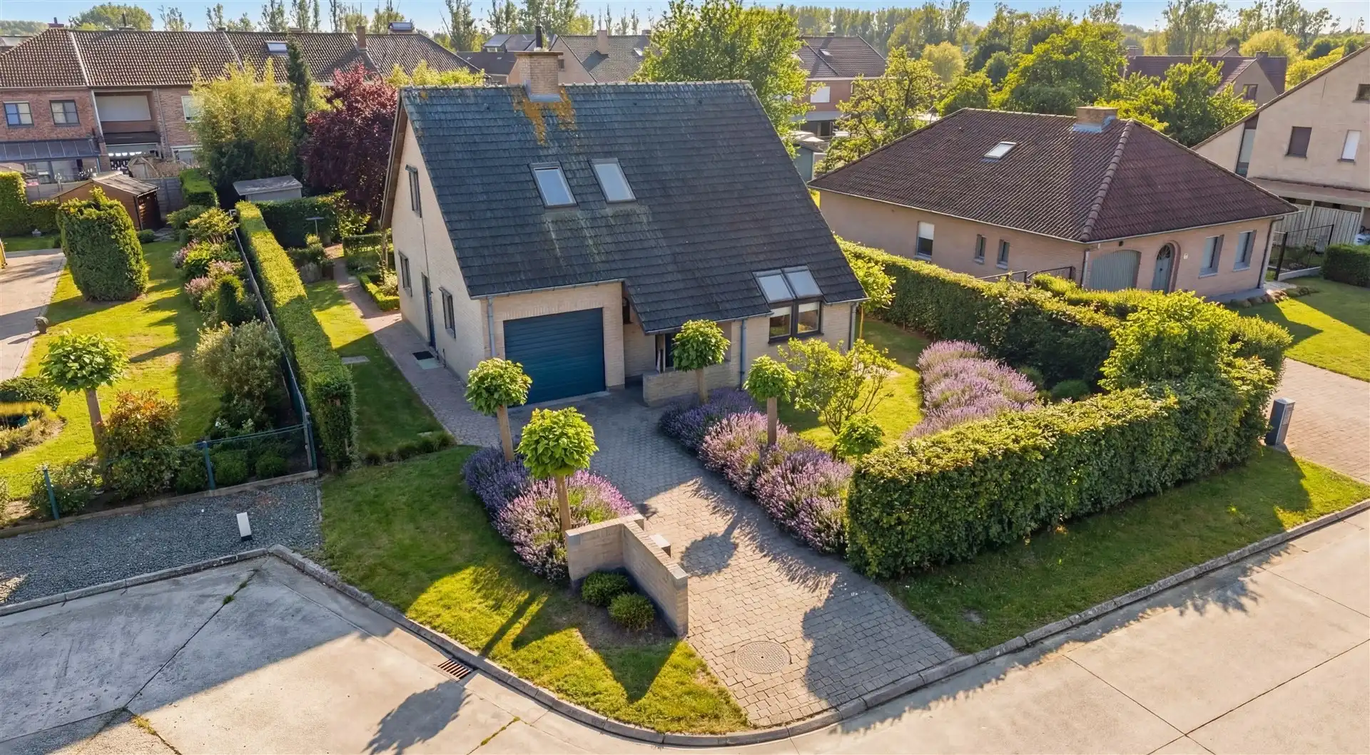 Prachtige open bebouwing met 3 slks en tuin foto {{pictureIndex}}