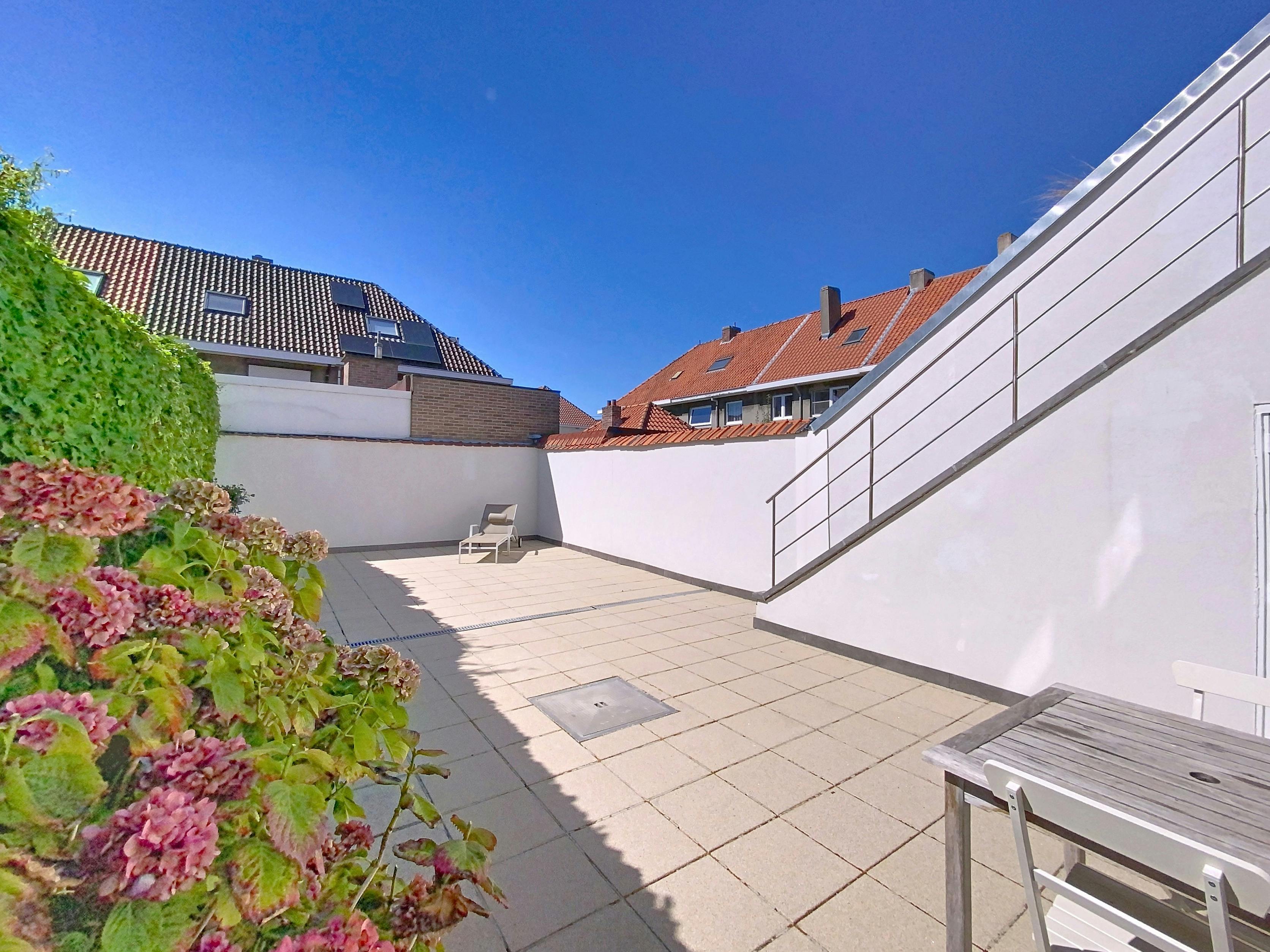 2-slaapkamer appartement met ruim terras te koop in Heist foto 2