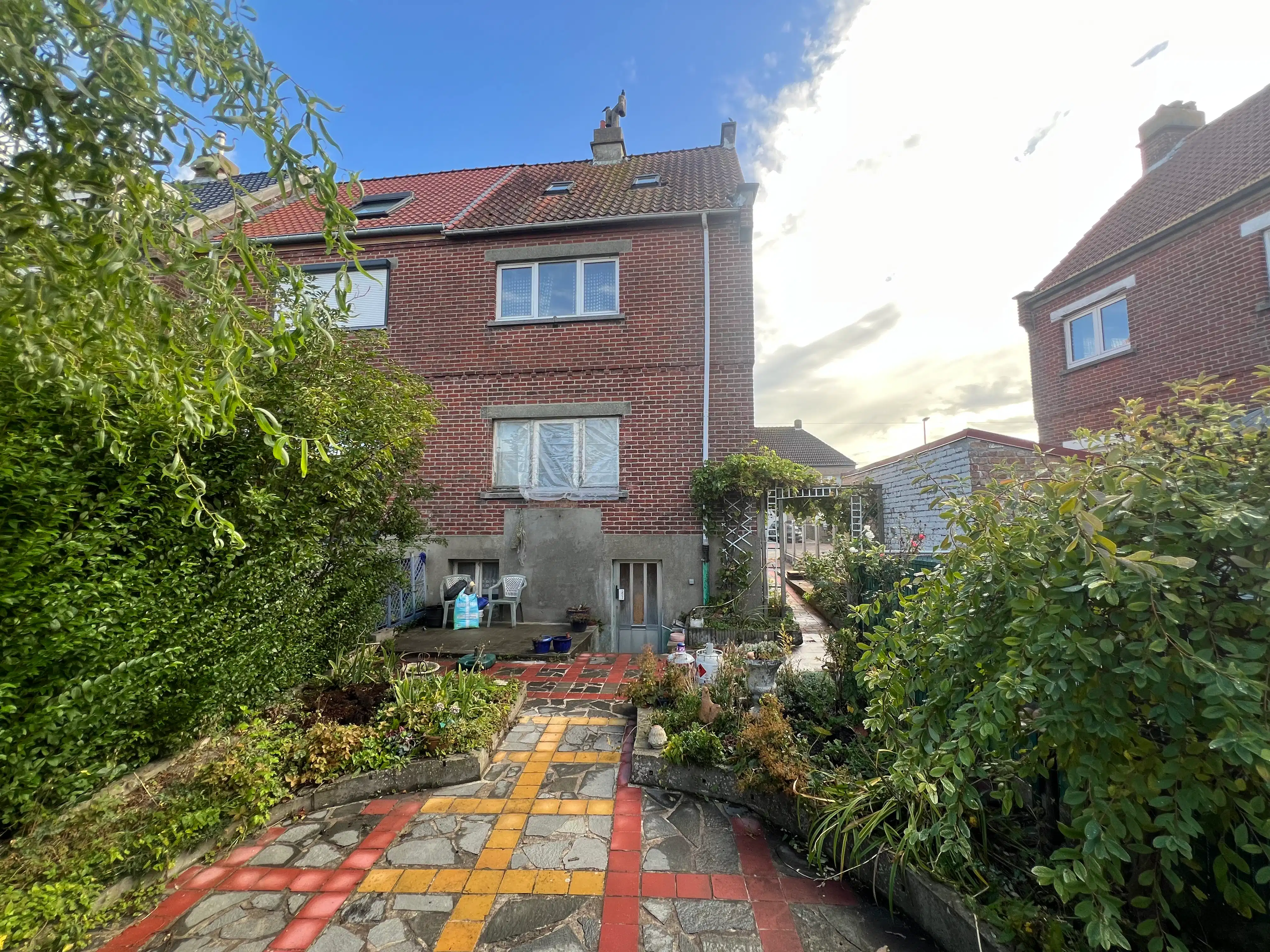 Halfopen bebouwing met zonnige tuin foto 2