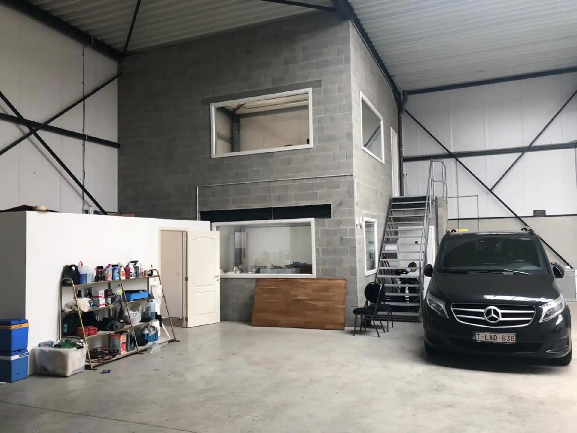 Magazijn van 281m² met kantoor (72m²) en 2 poorten foto 3