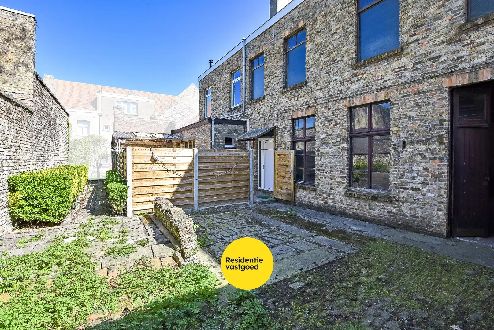 Charmante woning met opslagplaats in centrum Diksmuide op 248 m²! foto 2