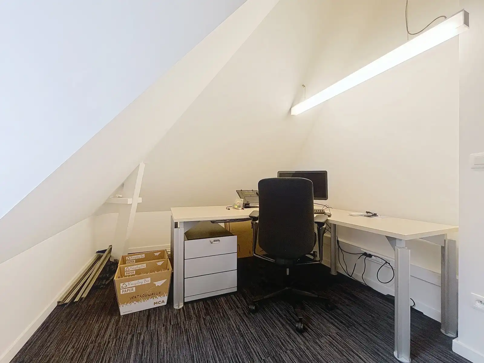 Duplex-kantoorruimte met 6/9 werkplekken in dienstencentrum. foto 9