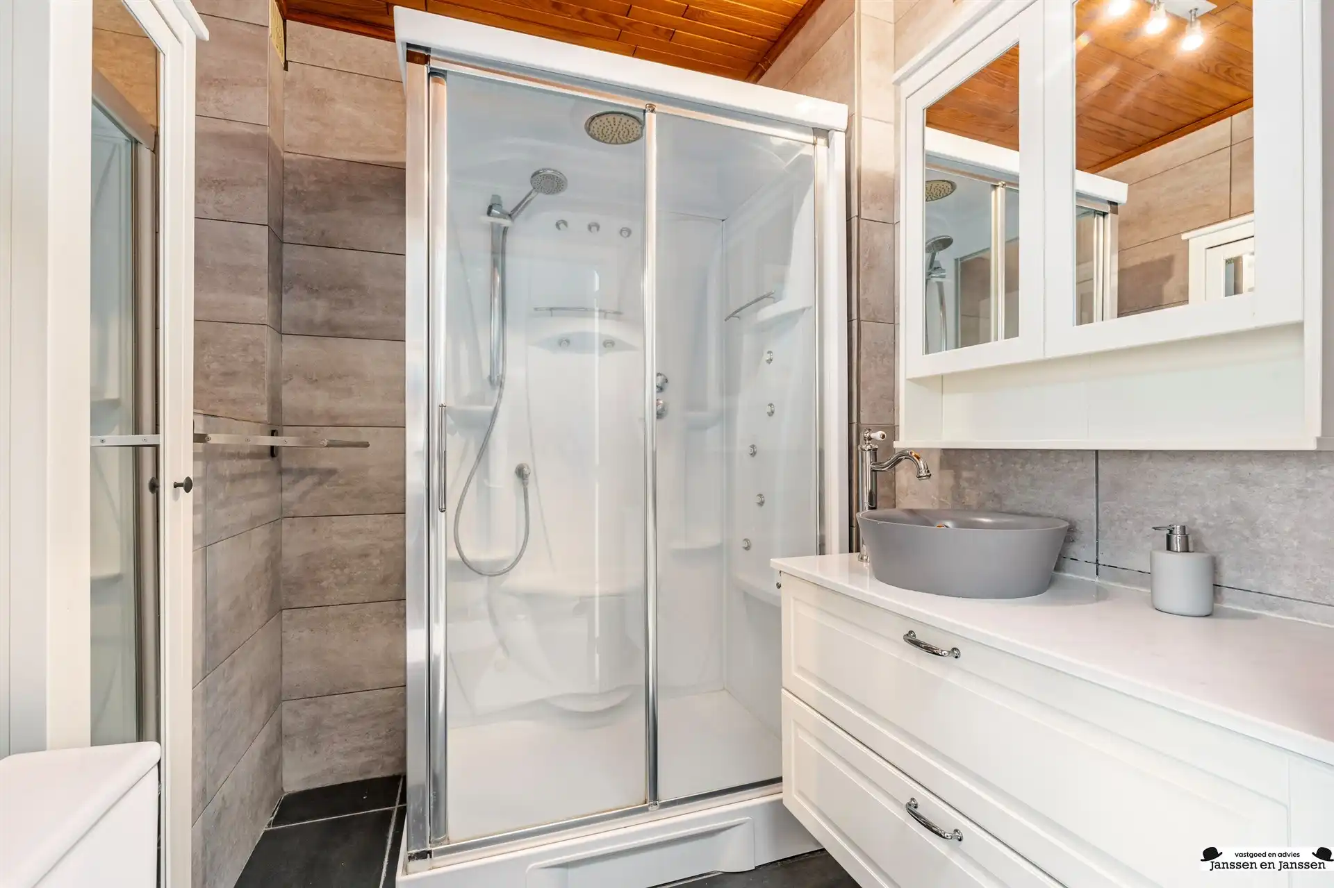 Instapklare bel-etage met 3 à 4 en twee garages! foto 17
