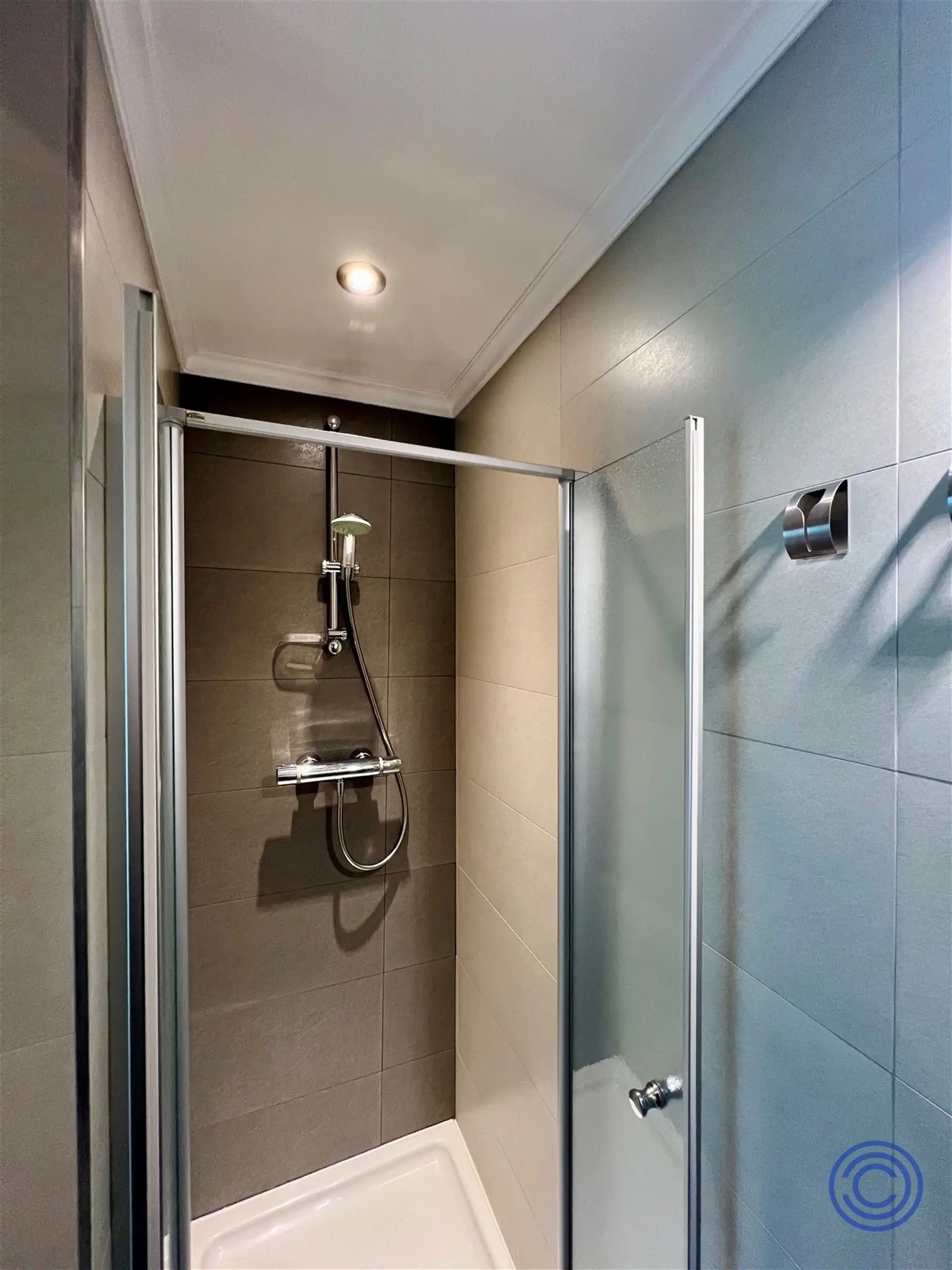 Ruim 2-slpk appartement op toplocatie + garage! foto 10