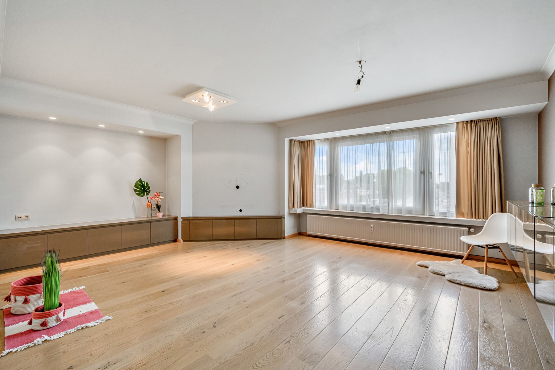 Gerenoveerd 2 slaapkamer appartement met privé kelder foto {{pictureIndex}}
