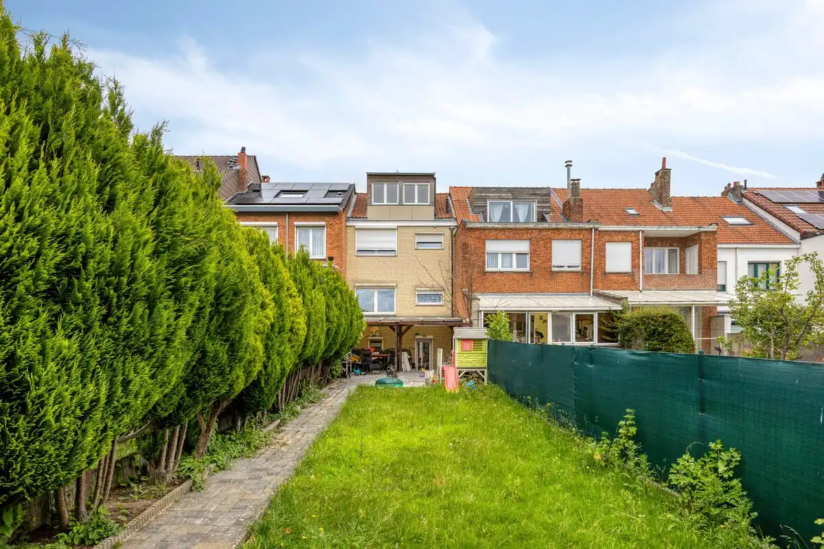 Ruime gezinswoning met garage en zonnige tuin in Strombeek-Bever foto 4