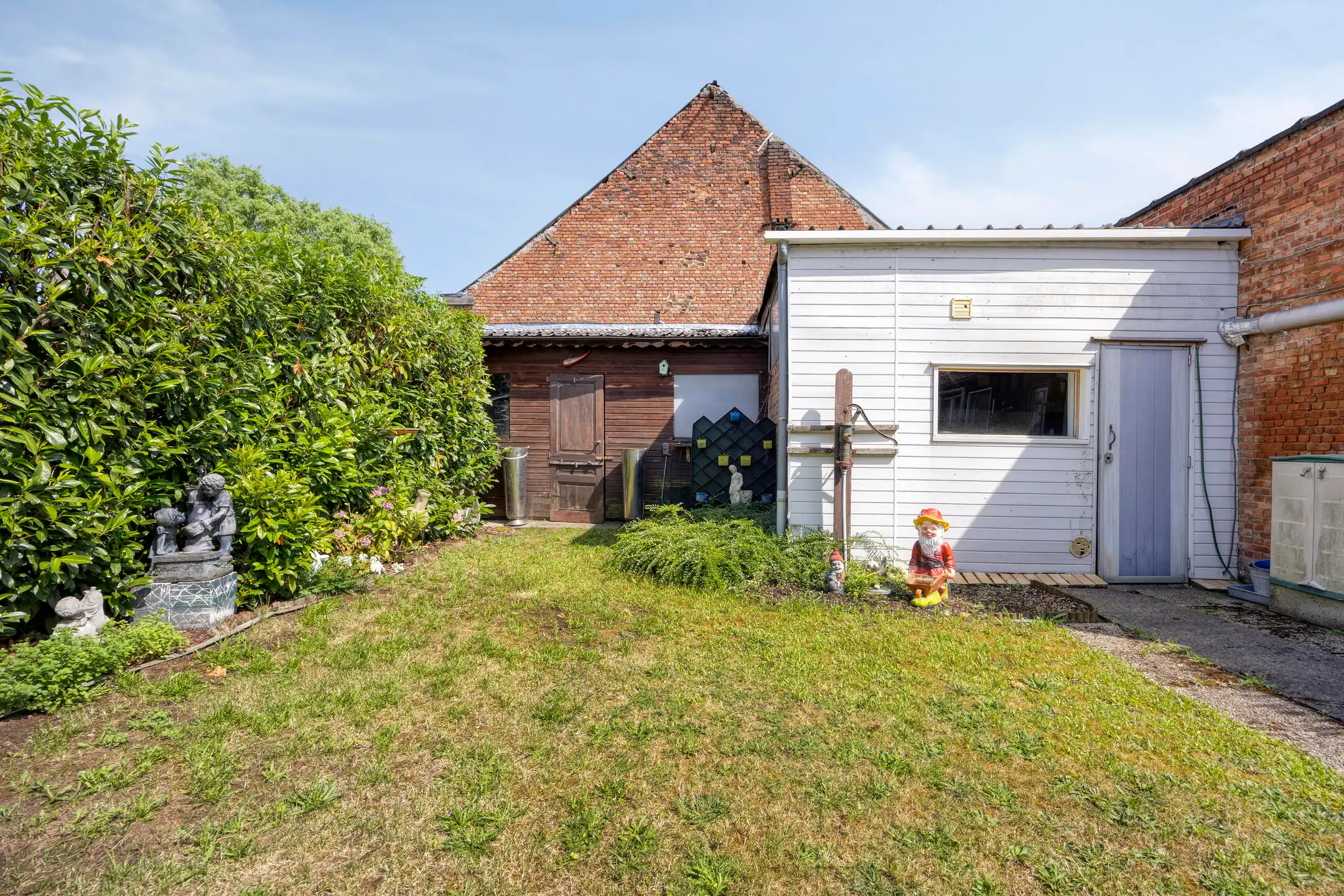 Te renoveren woning met garage en tuin foto 13