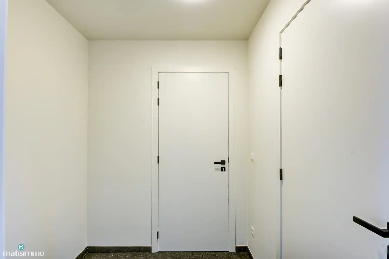 RUIM NIEUWBOUW APPARTEMENT MET 2 SLAAPKAMERS, OVERDEKT TERRAS, GARAGE, AUTOSTAANPLAATS EN KELDERBERGING TE BEVERST foto 5