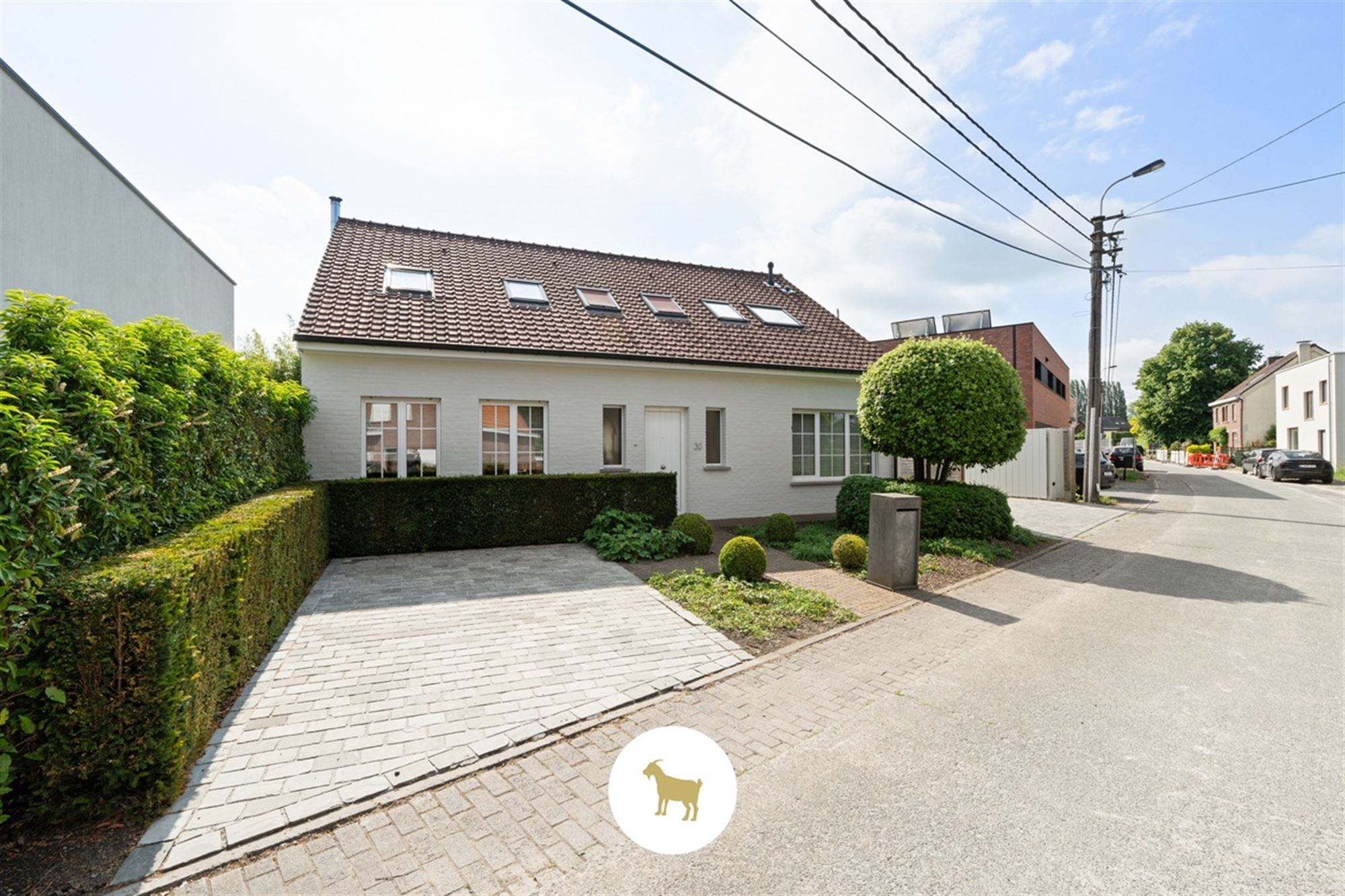 Ruime, INSTAPKLARE OPEN BEBOUWING met 3 SLAAPKAMERS, BUREAU en losstaande GARAGE op een PERCEEL van 1.180m² foto 2