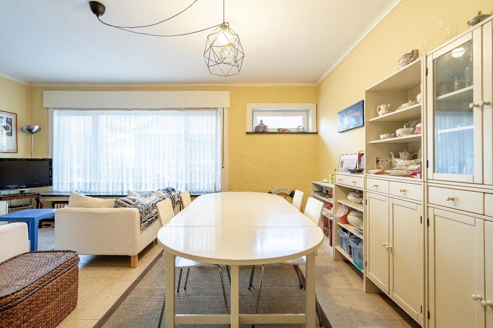Te renoveren appartement gelegen in een kleinschalige residentie in een zijstraat van de Dumortierlaan. foto 5